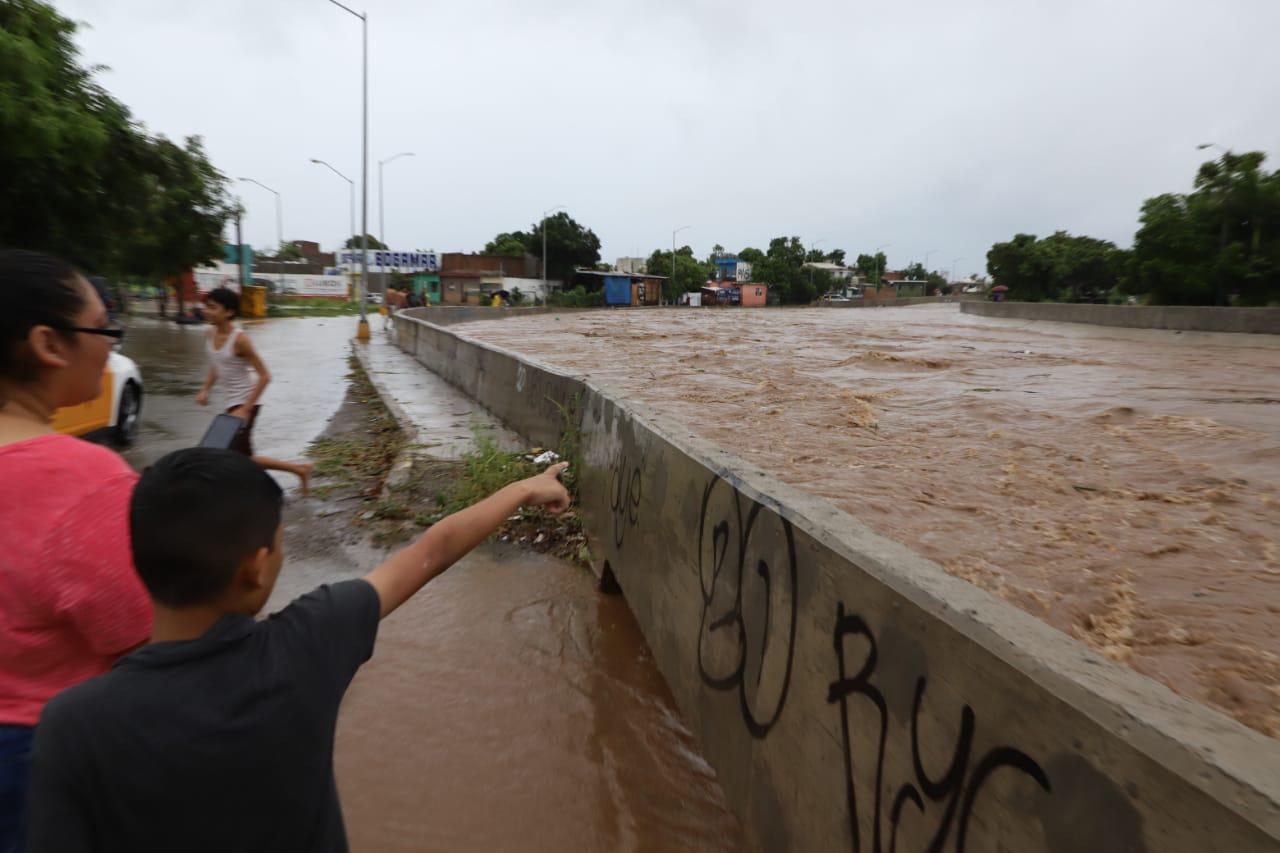 Azotan a Mazatlán lluvias y fuertes vientos $!Azotan a Mazatlán lluvias y fuertes vientos