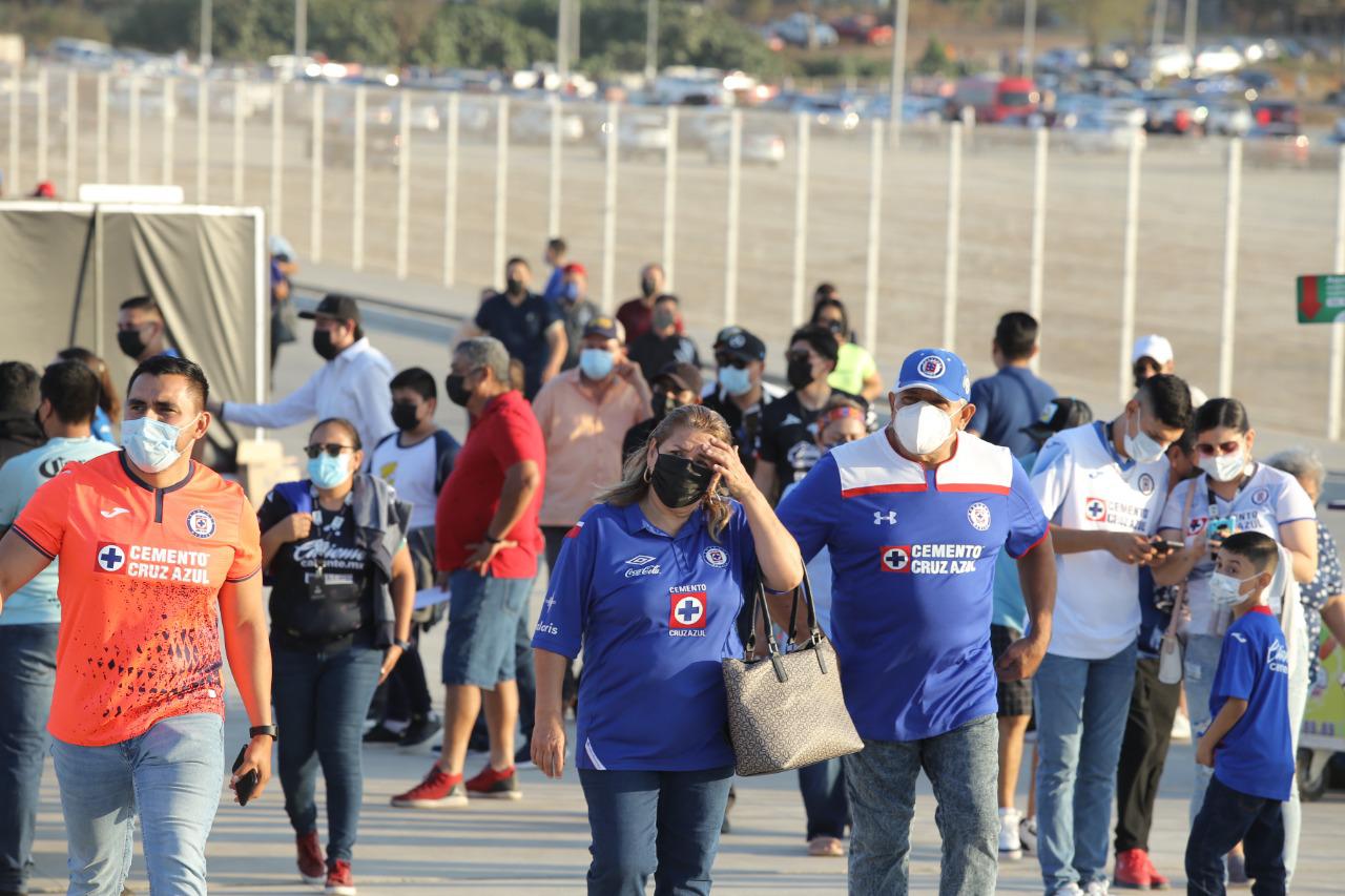 Aficionados de La Máquina pintan de azul el estadio Kraken $!Aficionados de La Máquina pintan de azul el estadio Kraken