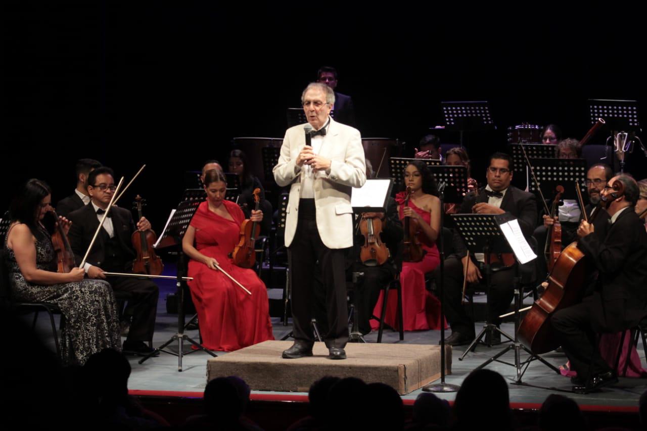 El maestro, Gordon Campbell, dirigió a la Orquesta del Teatro Ángela Peralta, que brindó un emotivo concierto. $!El maestro, Gordon Campbell, dirigió a la Orquesta del Teatro Ángela Peralta, que brindó un emotivo concierto.