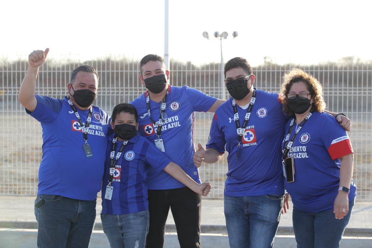 Aficionados de La Máquina pintan de azul el estadio Kraken $!Aficionados de La Máquina pintan de azul el estadio Kraken