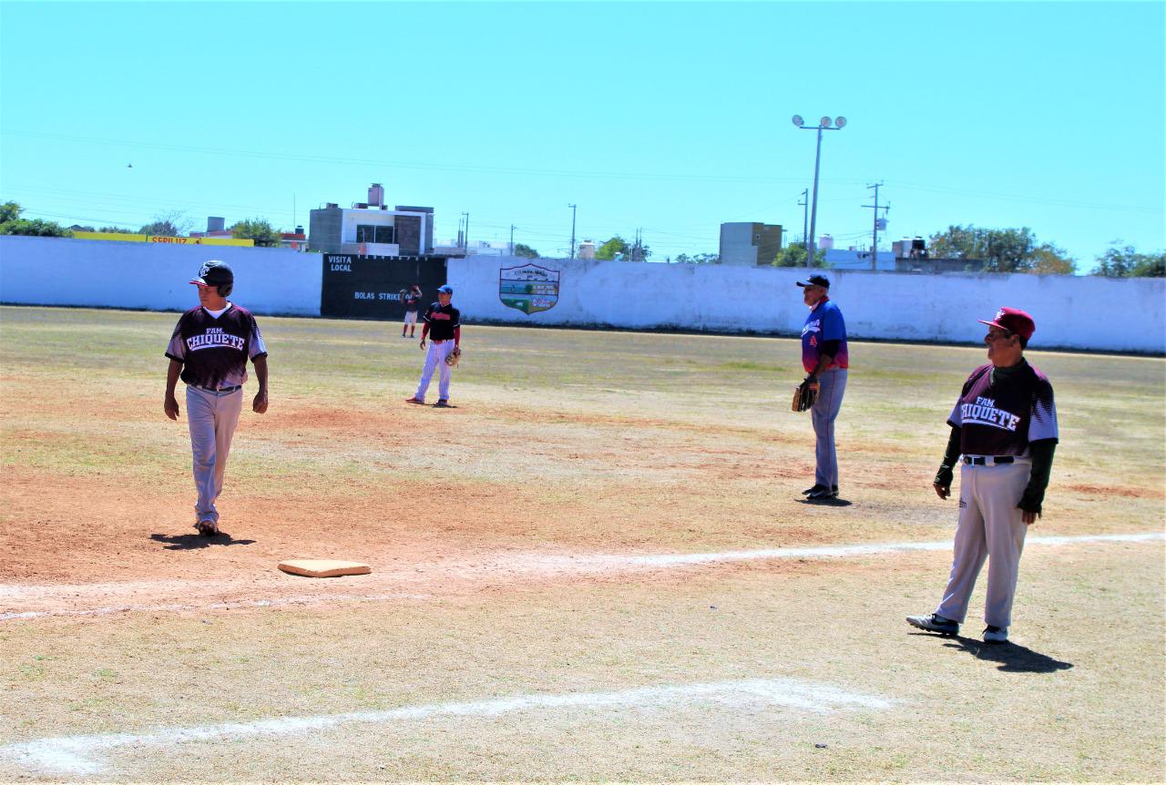 Familia Chiquete y Materiales Palomares van por el título del Beisbol Veteranos de Escuinapa $!Familia Chiquete y Materiales Palomares van por el título del Beisbol Veteranos de Escuinapa