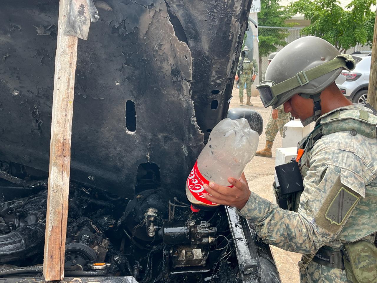 Se incendia camioneta en Capistrano, Culiacán; militares la apagan con extintor y refresco $!Se incendia camioneta en Capistrano, Culiacán; militares la apagan con extintor y refresco