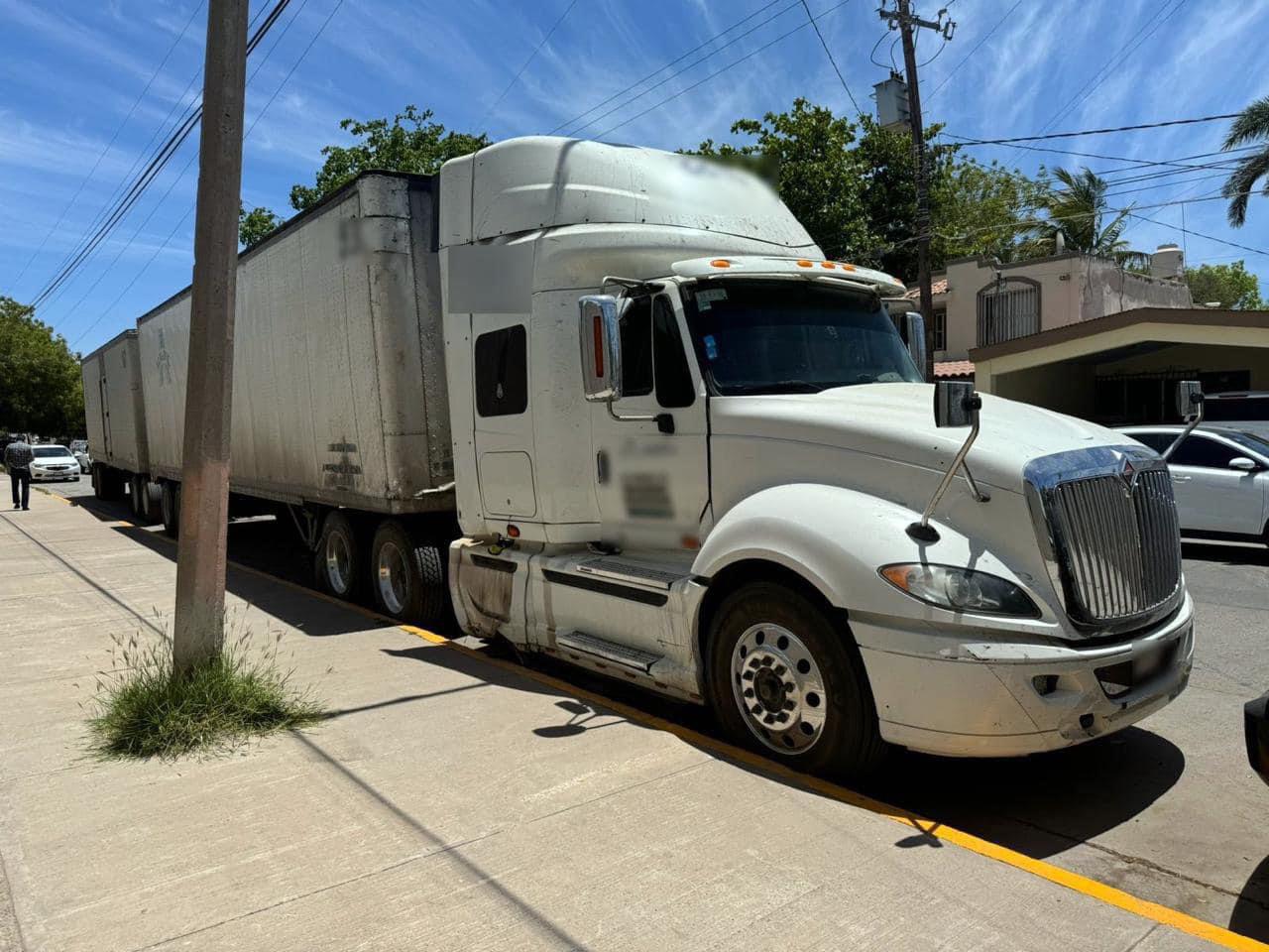Detienen tráiler con precursores químicos para droga en caseta de Costa Rica, Culiacán $!Detienen tráiler con precursores químicos para droga en caseta de Costa Rica, Culiacán