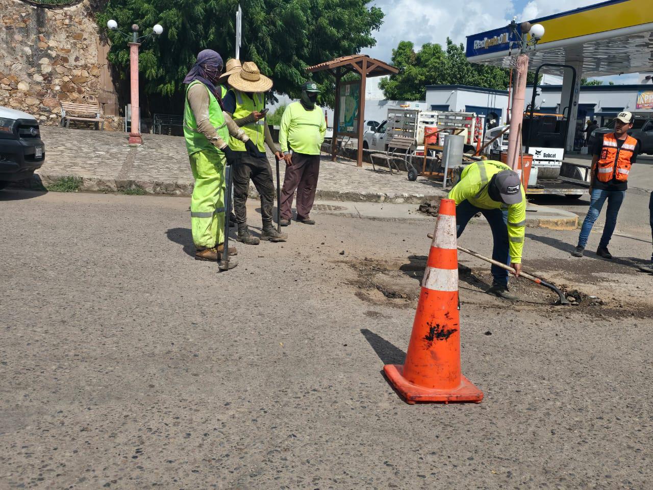 Obras Públicas atiende puntos críticos de baches en la ciudad y carretera de Rosario $!Obras Públicas atiende puntos críticos de baches en la ciudad y carretera de Rosario