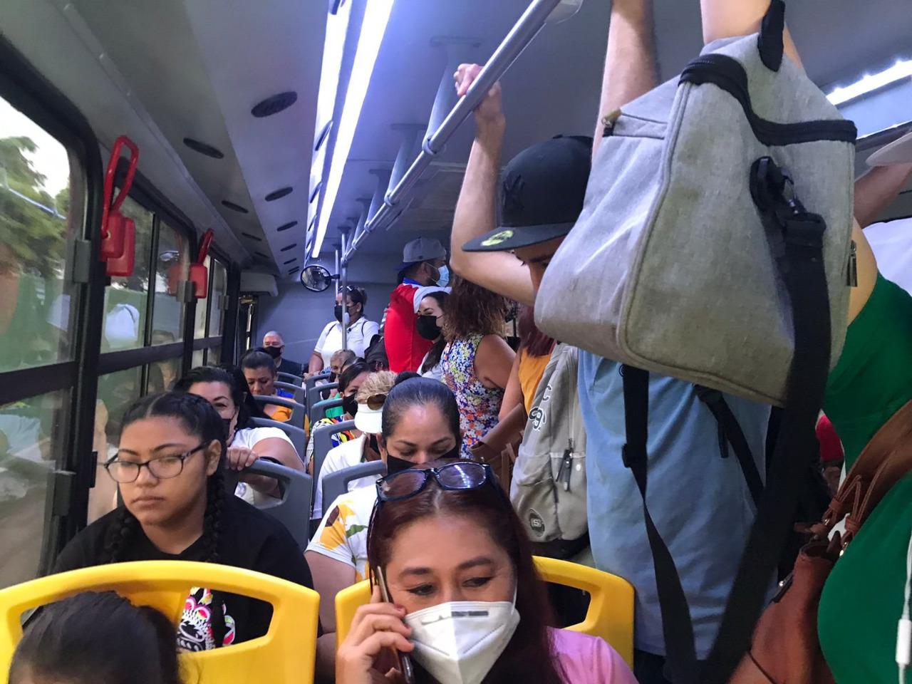 Camioneros de Culiacán ya no usan o utilizan mal el cubrebocas; otros se lo retiran al salir del Centro $!Camioneros de Culiacán ya no usan o utilizan mal el cubrebocas; otros se lo retiran al salir del Centro