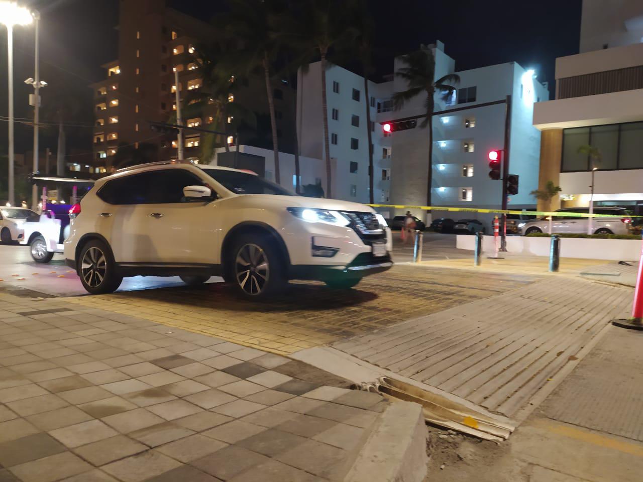 Protestan por paso peatonal elevado en la Zona Dorada de Mazatlán; solo beneficia a hotel, aseguran $!Protestan por paso peatonal elevado en la Zona Dorada de Mazatlán; solo beneficia a hotel, aseguran