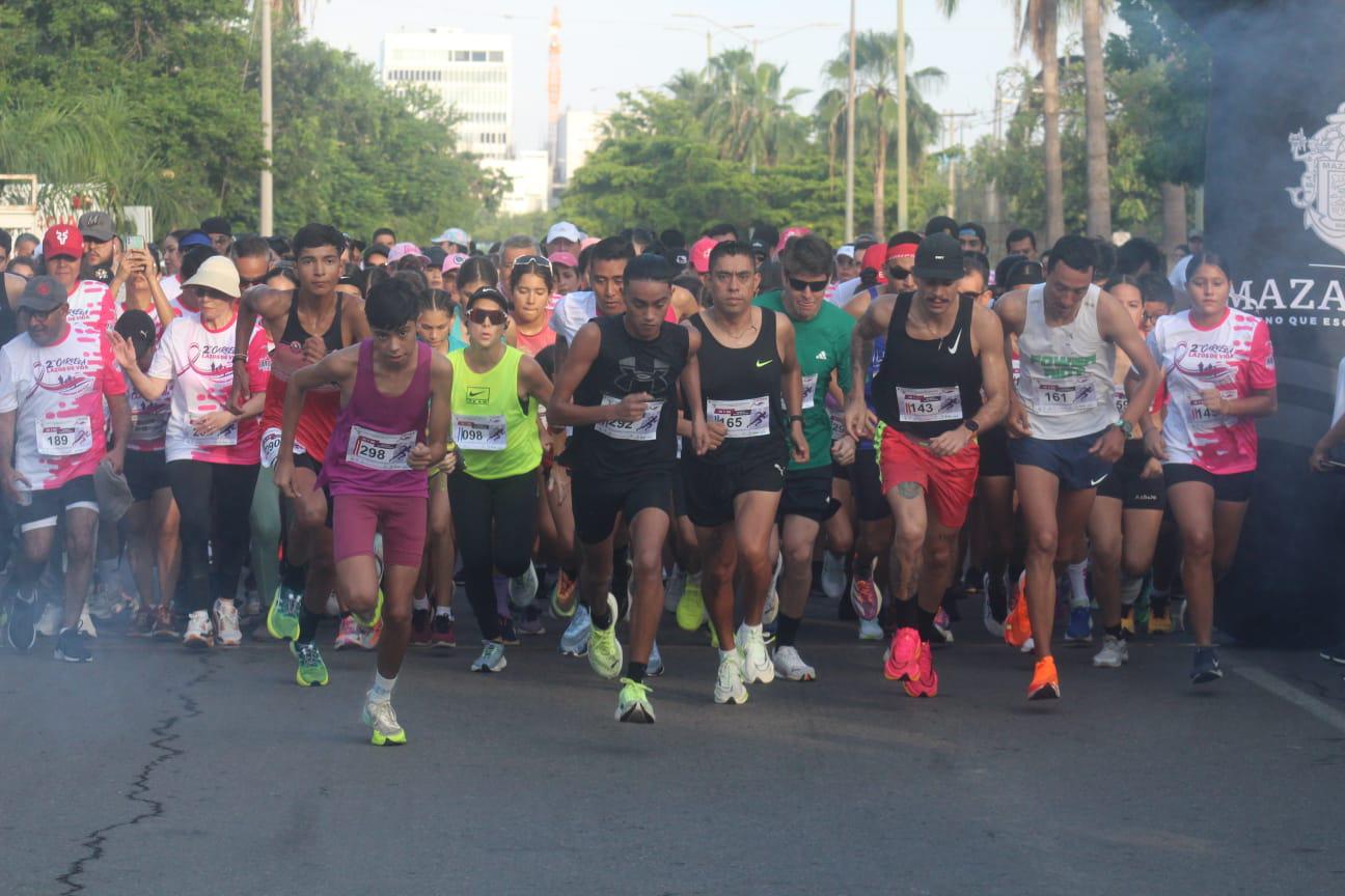 Unen lazos contra el cáncer de mama, en el Parque Central Mazatlán $!Unen lazos contra el cáncer de mama, en el Parque Central Mazatlán