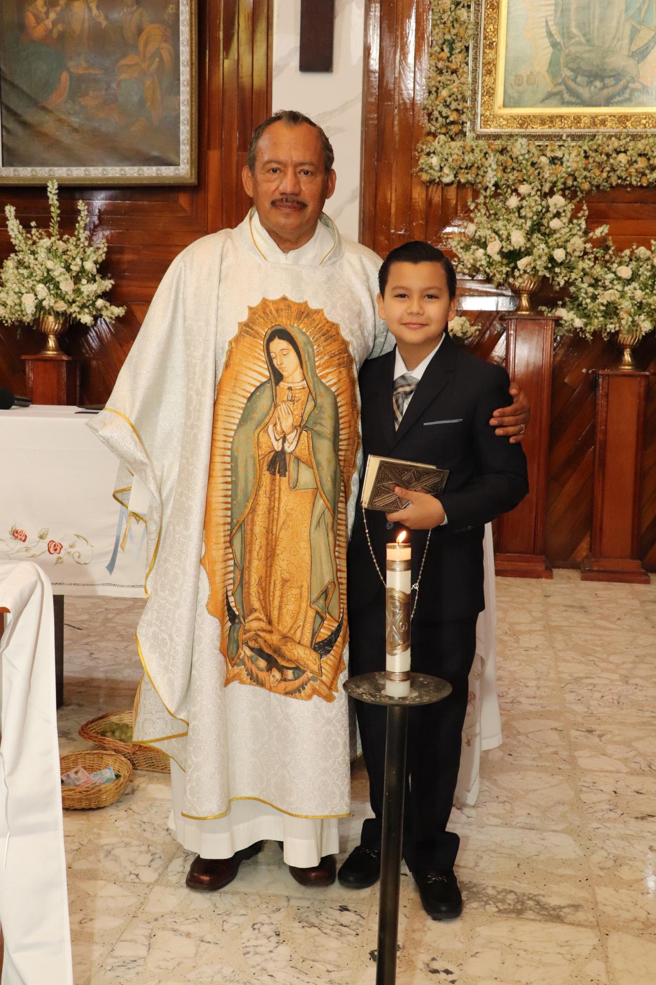 El sacerdote Juan Jorge Rosales Rodríguez m.x. y Luis. $!El sacerdote Juan Jorge Rosales Rodríguez m.x. y Luis.