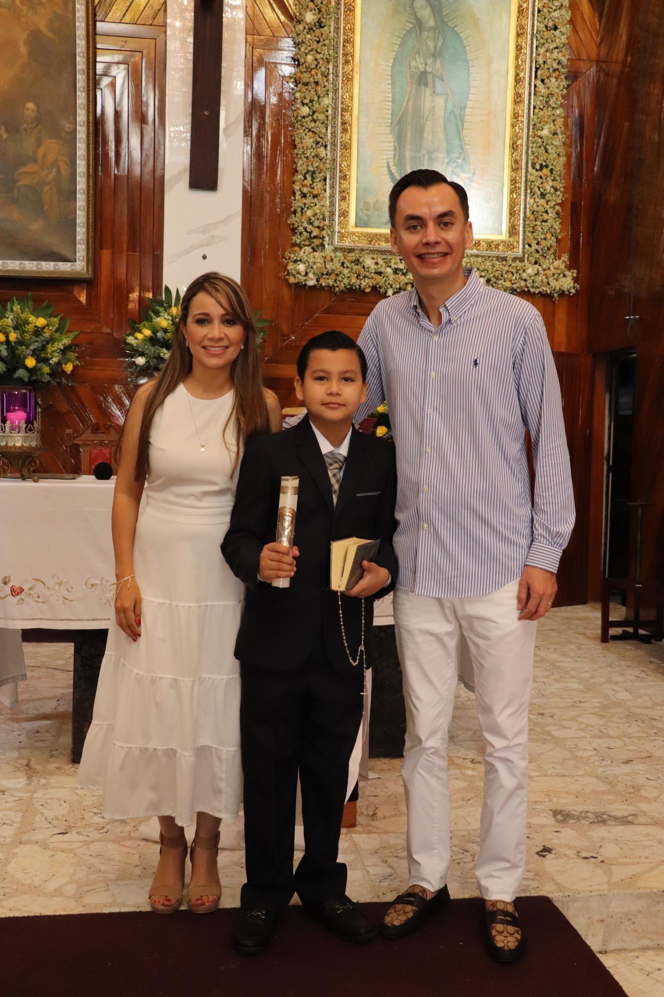 El novel comulgante entre sus padrinos, Krizia Zamudio Ruiz y Juan Manuel Lizárraga Nuño. $!El novel comulgante entre sus padrinos, Krizia Zamudio Ruiz y Juan Manuel Lizárraga Nuño.