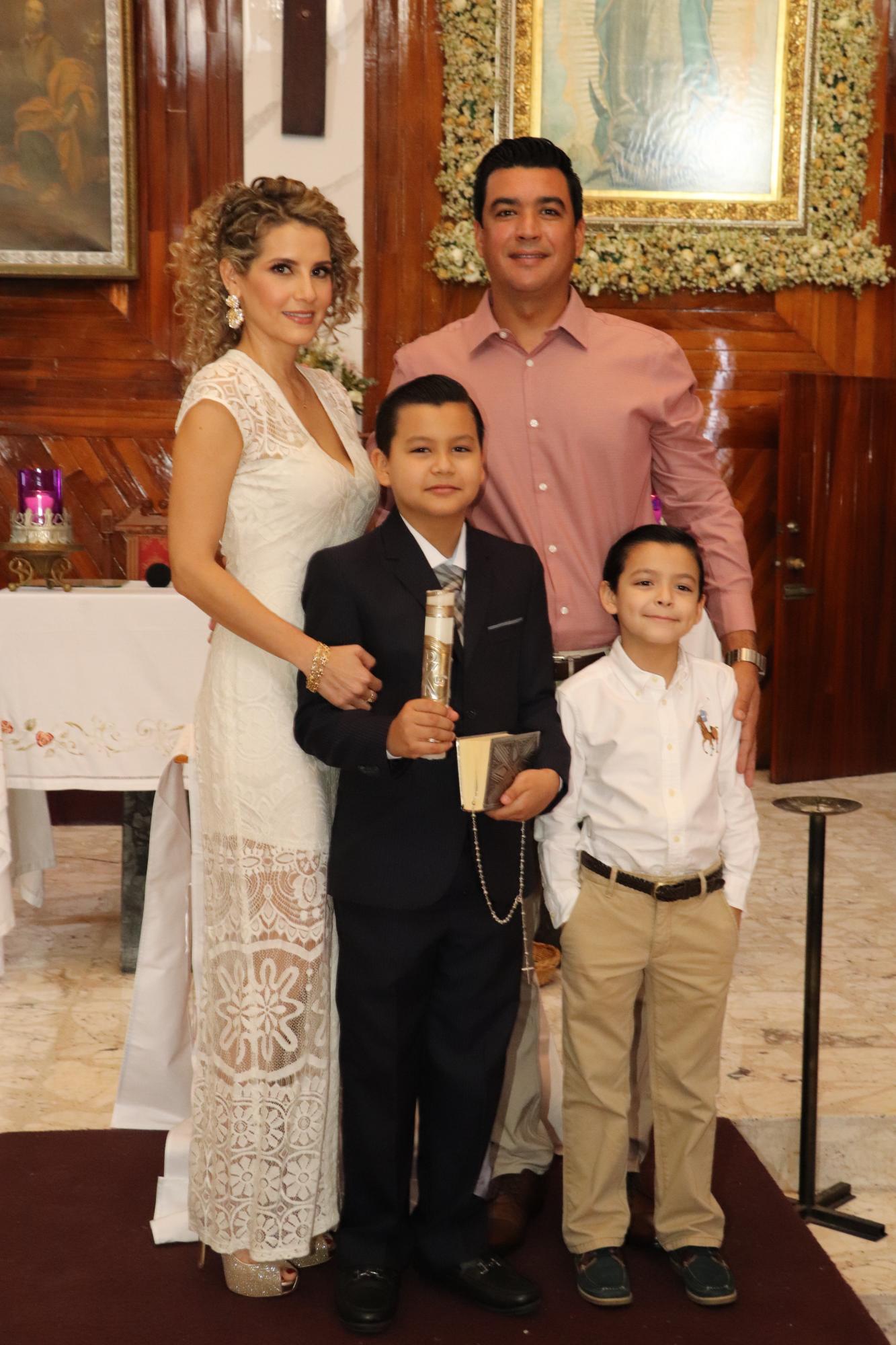 Laura Velázquez de González y Luis González Schobert con sus hijos, Luis y Leonardo González Velázquez. $!Laura Velázquez de González y Luis González Schobert con sus hijos, Luis y Leonardo González Velázquez.