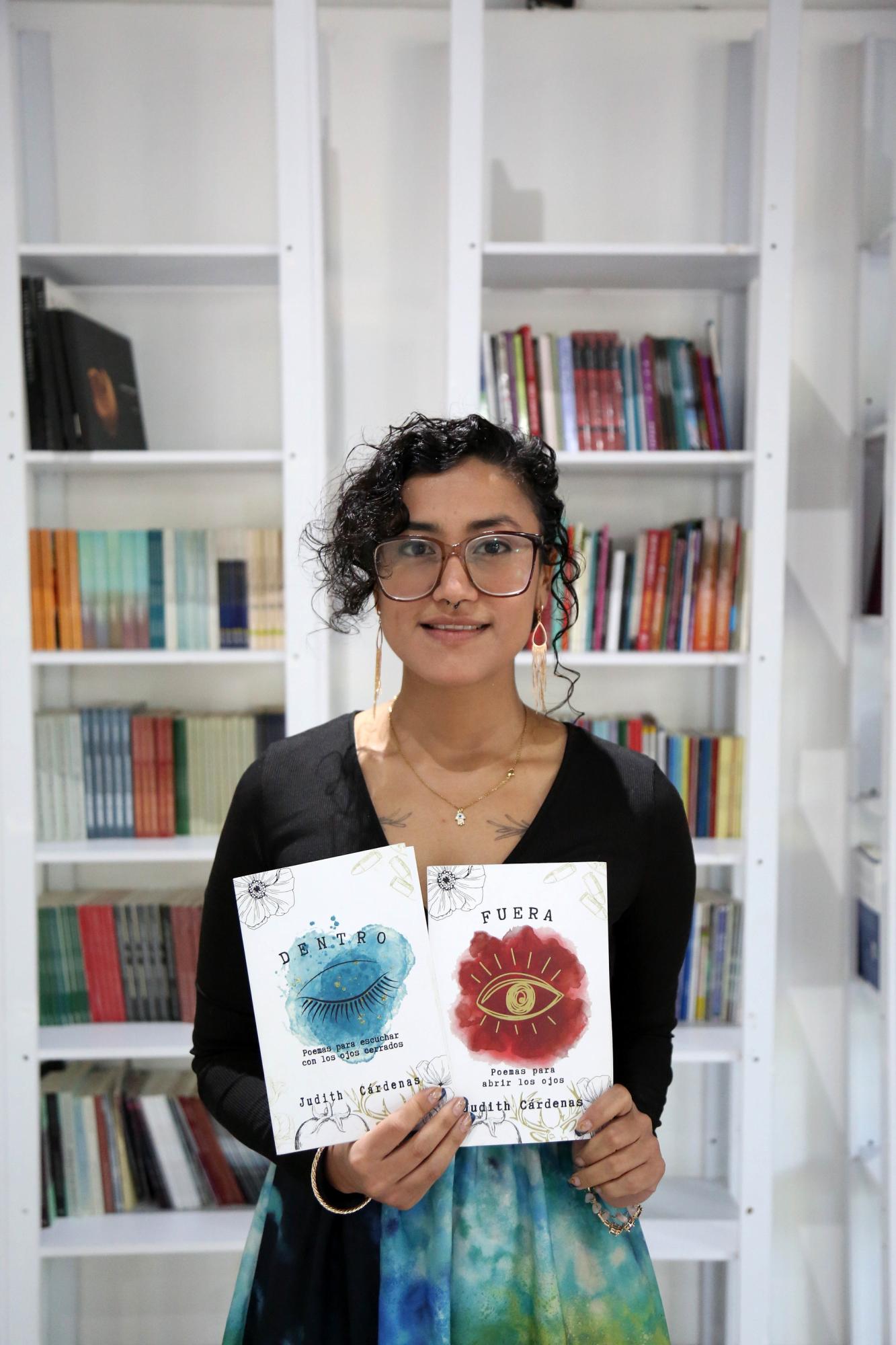 La autora con sus libros. $!La autora con sus libros.