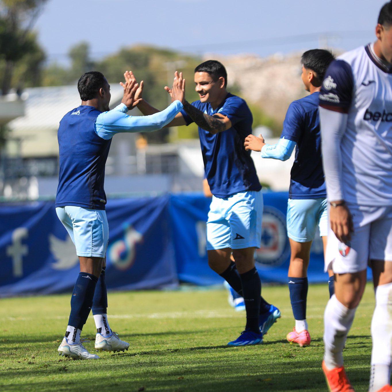 ‘Toro’ Fernández debuta con gol en la victoria de Cruz Azul ante Atlante $!‘Toro’ Fernández debuta con gol en la victoria de Cruz Azul ante Atlante