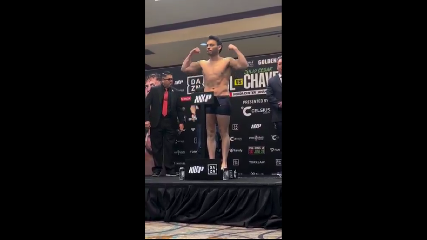 Chávez Jr. y Jake Paul cumplen con el peso y afinan detalles rumbo al combate en Anaheim $!Chávez Jr. y Jake Paul cumplen con el peso y afinan detalles rumbo al combate en Anaheim
