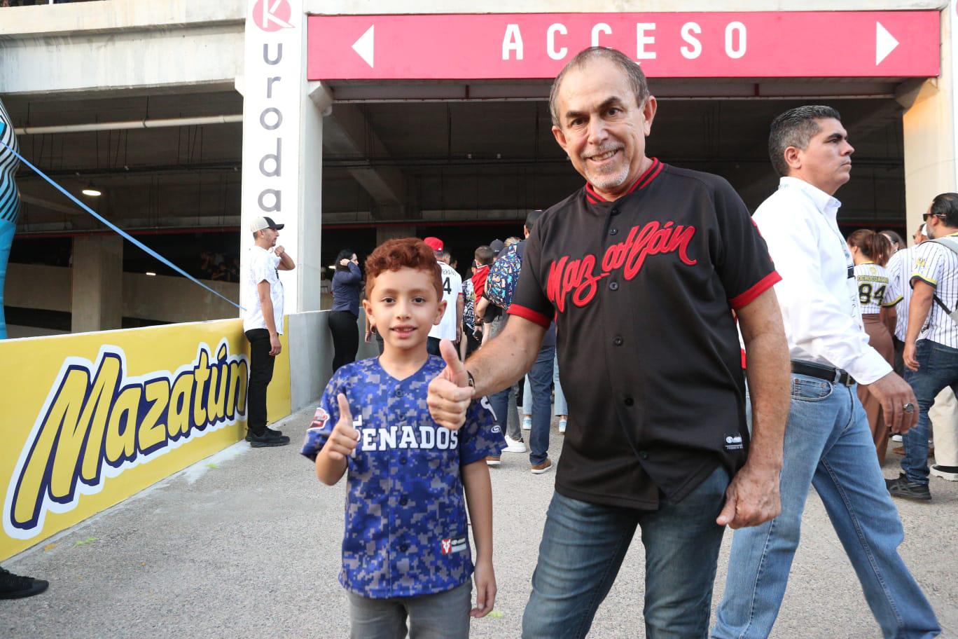 José Ándrés Gámez Sánchez con su abuelo, José Gámez. $!José Ándrés Gámez Sánchez con su abuelo, José Gámez.