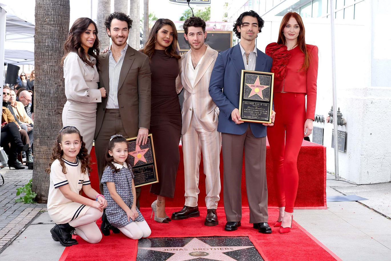 The Jonas Brothers junto a sus esposas, Danielle (Kevin), Priyanka (Nick) y Sophie (Joe) y las pequeñas Alena y Valentina Jonas. $!The Jonas Brothers junto a sus esposas, Danielle (Kevin), Priyanka (Nick) y Sophie (Joe) y las pequeñas Alena y Valentina Jonas.
