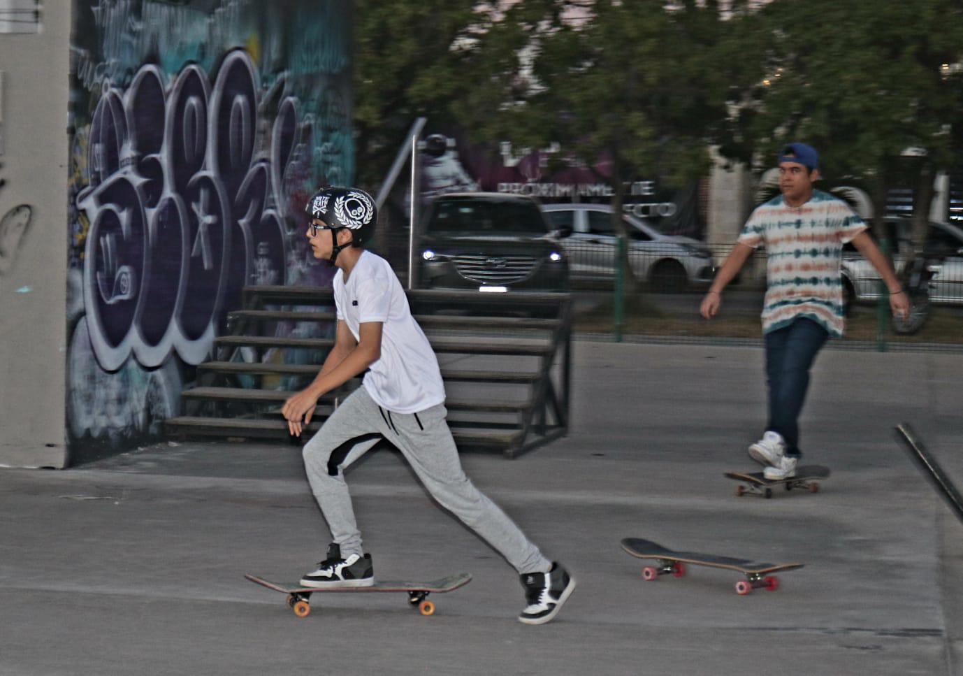 Skaters toman parte en cuarta etapa del Circuito de Patinaje sobre Ruedas Imdem, modalidad street $!Skaters toman parte en cuarta etapa del Circuito de Patinaje sobre Ruedas Imdem, modalidad street