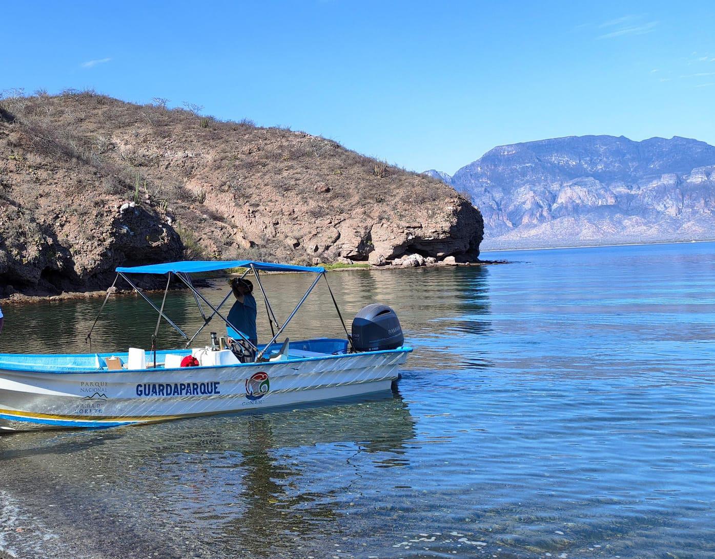 Guardaparques del Parque Nacional Bahía de Loreto acompañando a inspector de Conapesca en un recorrido marino. $!Guardaparques del Parque Nacional Bahía de Loreto acompañando a inspector de Conapesca en un recorrido marino.