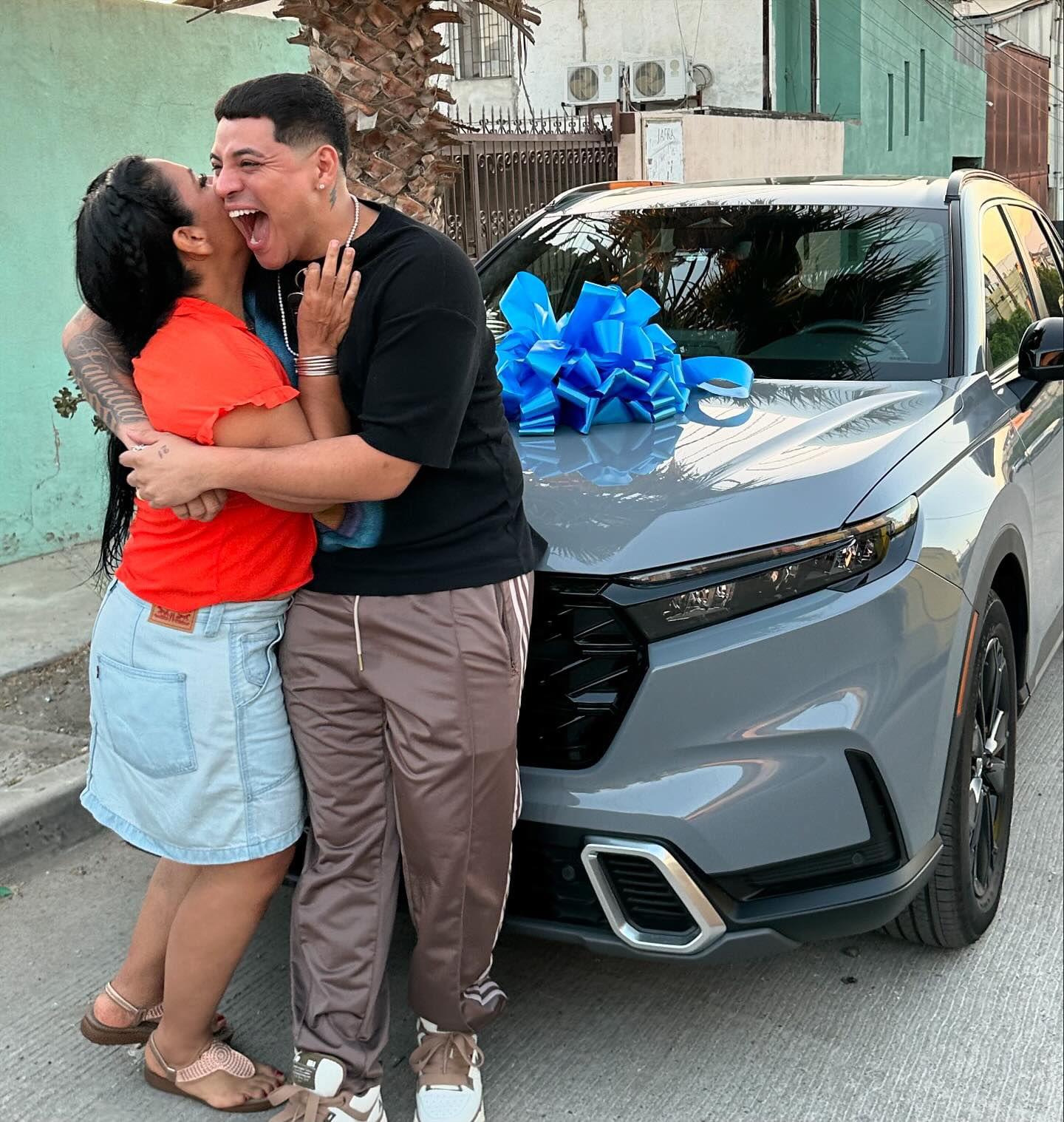 Cumple Eduin Caz promesa que hizo a su tía, le regala un auto $!Cumple Eduin Caz promesa que hizo a su tía, le regala un auto