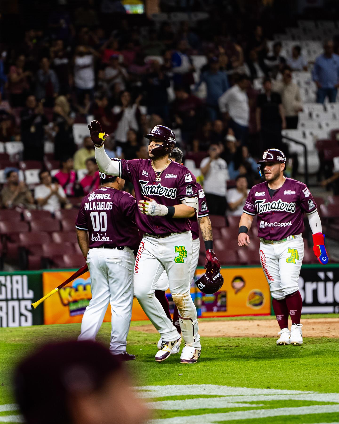 Conner Menez y Joey Meneses comandan triunfo en casa de Tomateros de Culiacán $!Conner Menez y Joey Meneses comandan triunfo en casa de Tomateros de Culiacán