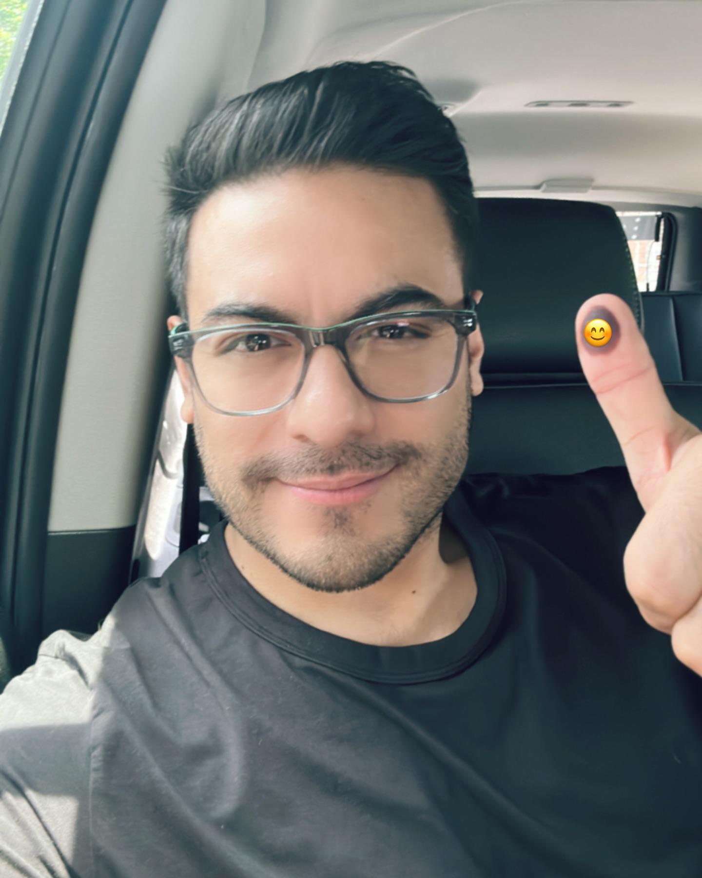 Salen famosos a votar $!Salen famosos a votar