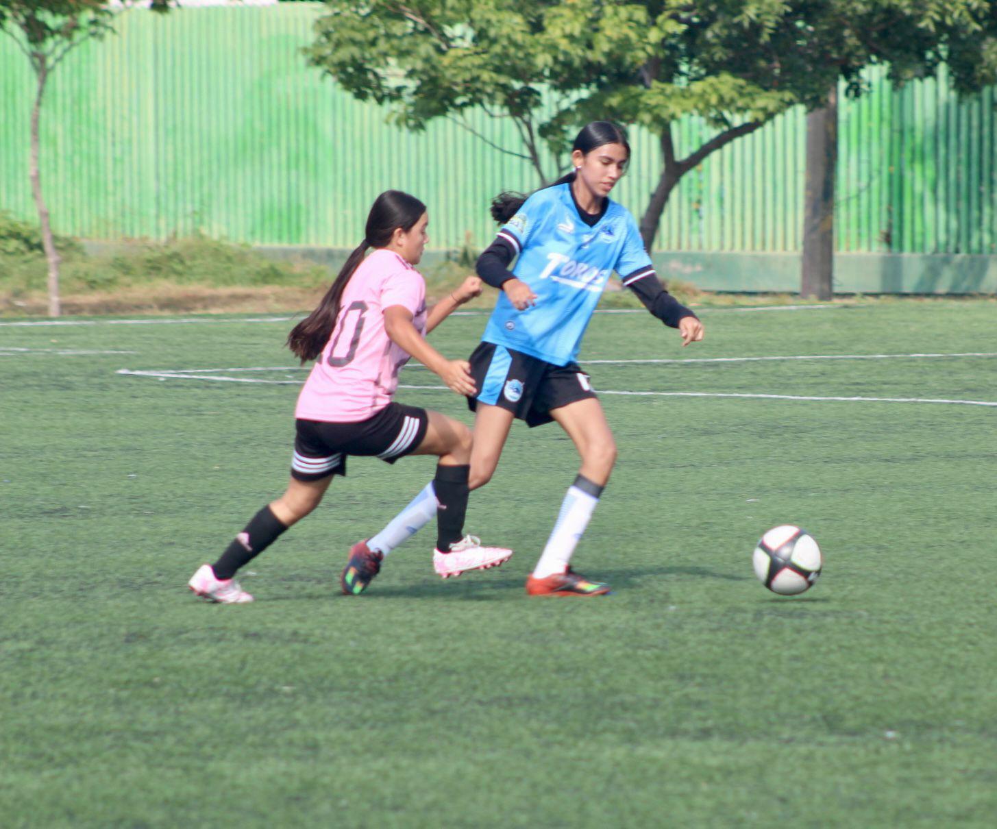 Rugen Leonas en eliminatoria municipal de futbol $!Rugen Leonas en eliminatoria municipal de futbol