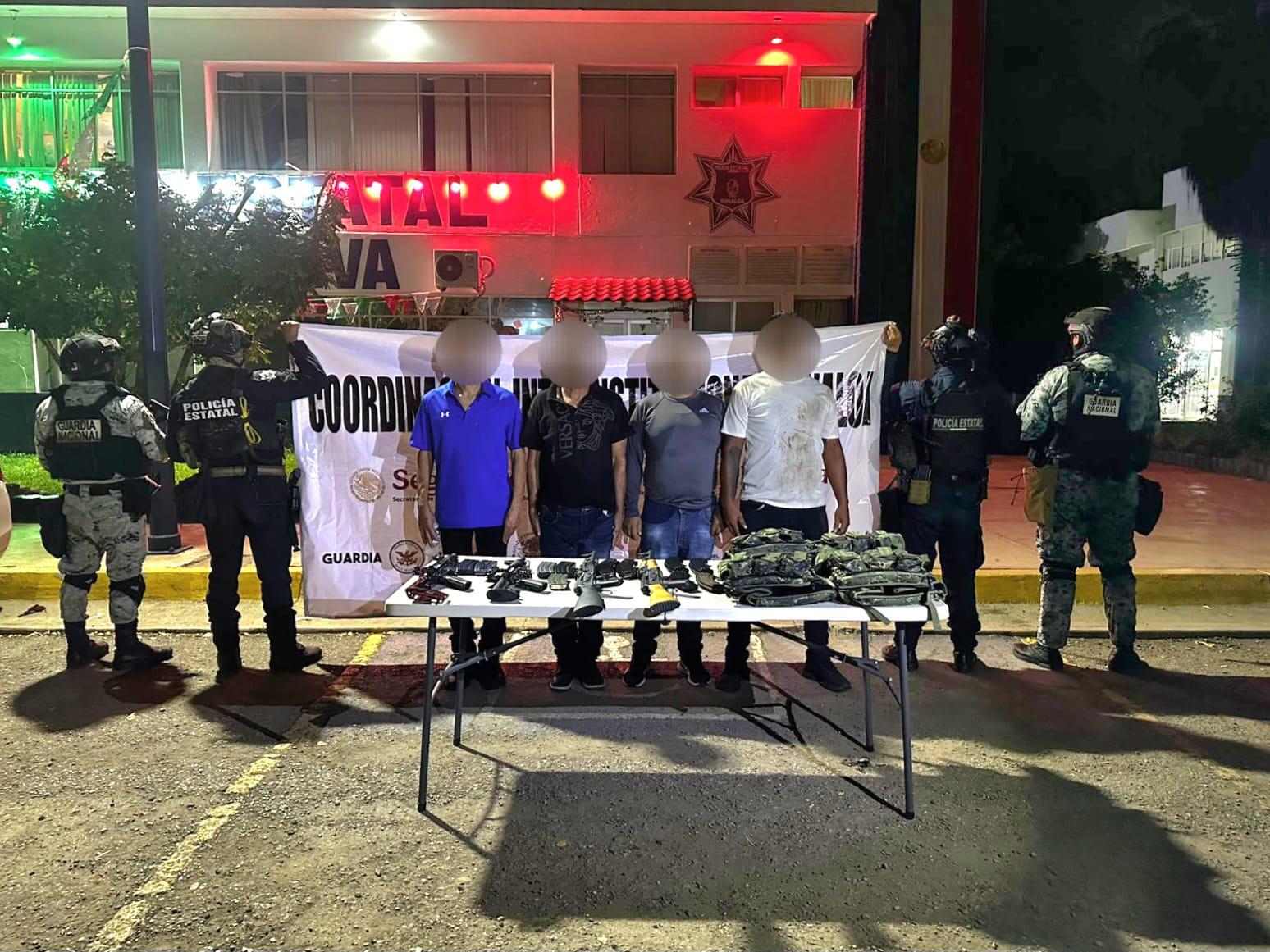 Detienen a 4 civiles armados en el fraccionamiento Los Ángeles, en Culiacán $!Detienen a 4 civiles armados en el fraccionamiento Los Ángeles, en Culiacán