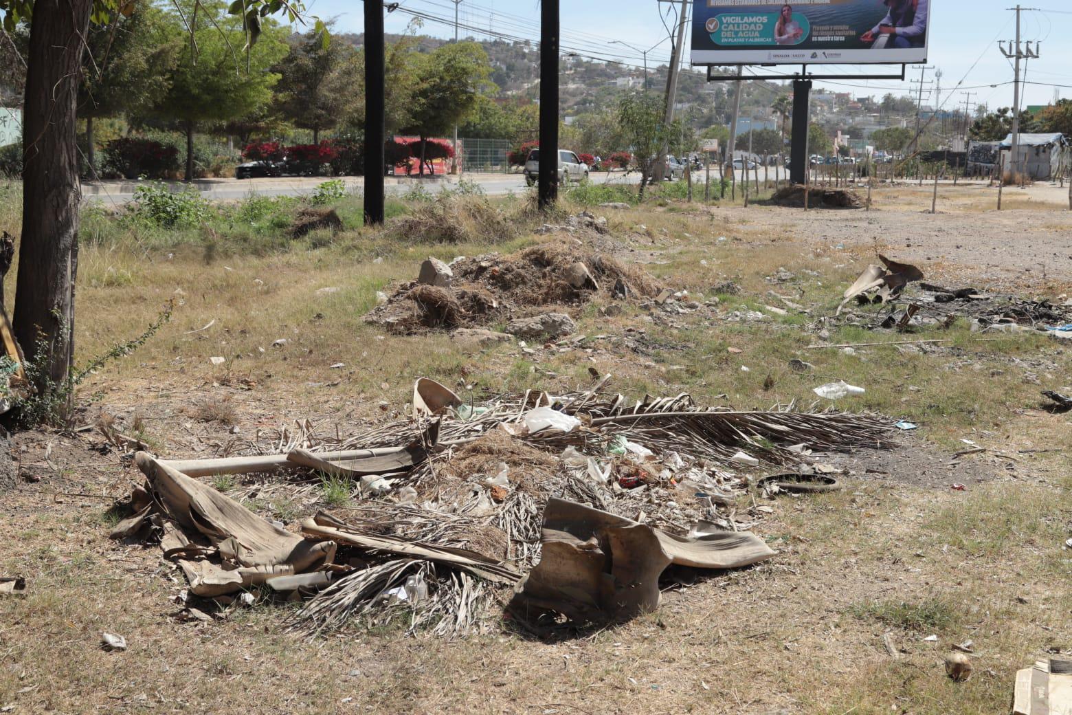 Desechos, escombros y demás basura invaden las laterales de la avenida Manuel J. Clouthier, en Mazatlán $!Desechos, escombros y demás basura invaden las laterales de la avenida Manuel J. Clouthier, en Mazatlán