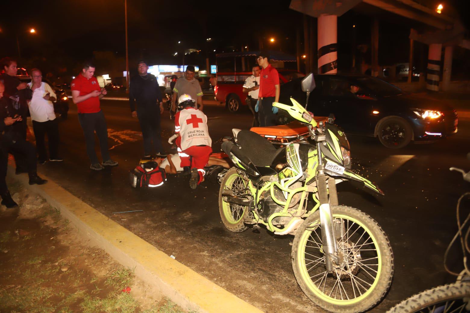 Pareja en moto derrapa en la Colonia Urías, en Mazatlán $!Pareja en moto derrapa en la Colonia Urías, en Mazatlán