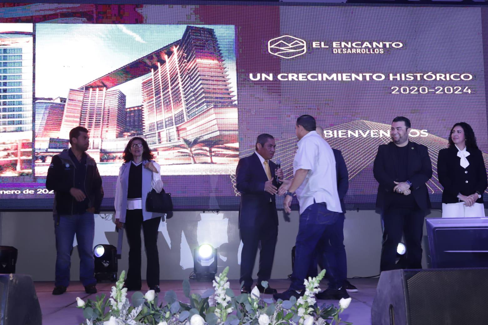 El empresario es felicitado por sus invitados especiales y sus colaboradores. $!El empresario es felicitado por sus invitados especiales y sus colaboradores.