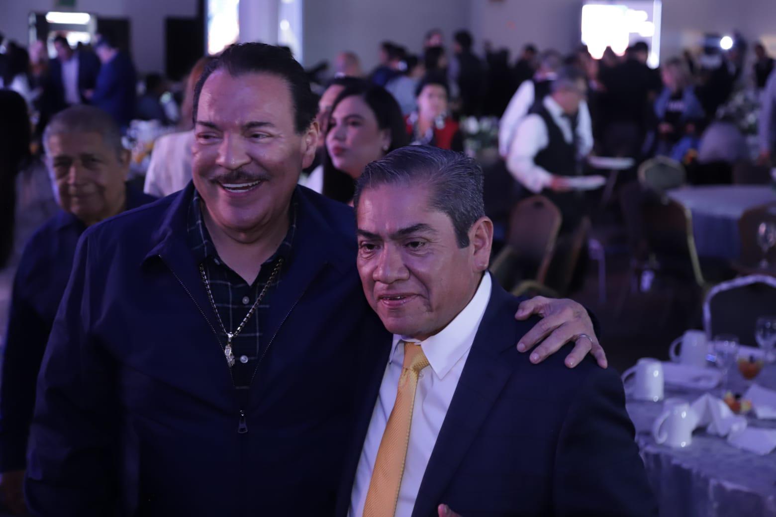 El cantante Julio Preciado junto al empresario y arquitecto Raúl Ricardo Villavicencio. $!El cantante Julio Preciado junto al empresario y arquitecto Raúl Ricardo Villavicencio.