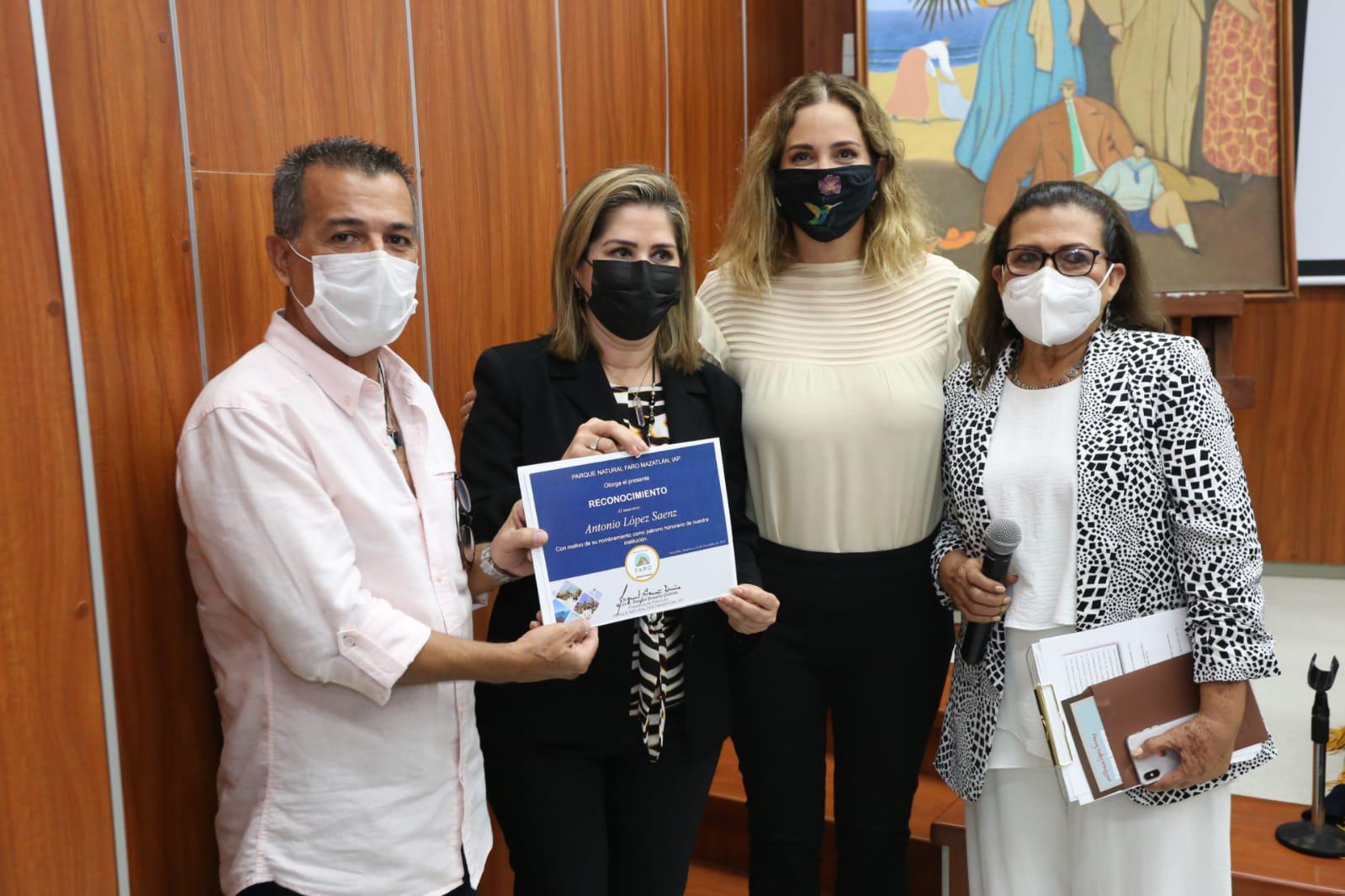 Víctor López de la Paz, sobrino del artista Antonio López Sáenz, recibió el reconocimiento de manos de María del Rosario Torres Noriega, Esther Juárez de Letamendi y Raquel Briseño. $!Víctor López de la Paz, sobrino del artista Antonio López Sáenz, recibió el reconocimiento de manos de María del Rosario Torres Noriega, Esther Juárez de Letamendi y Raquel Briseño.