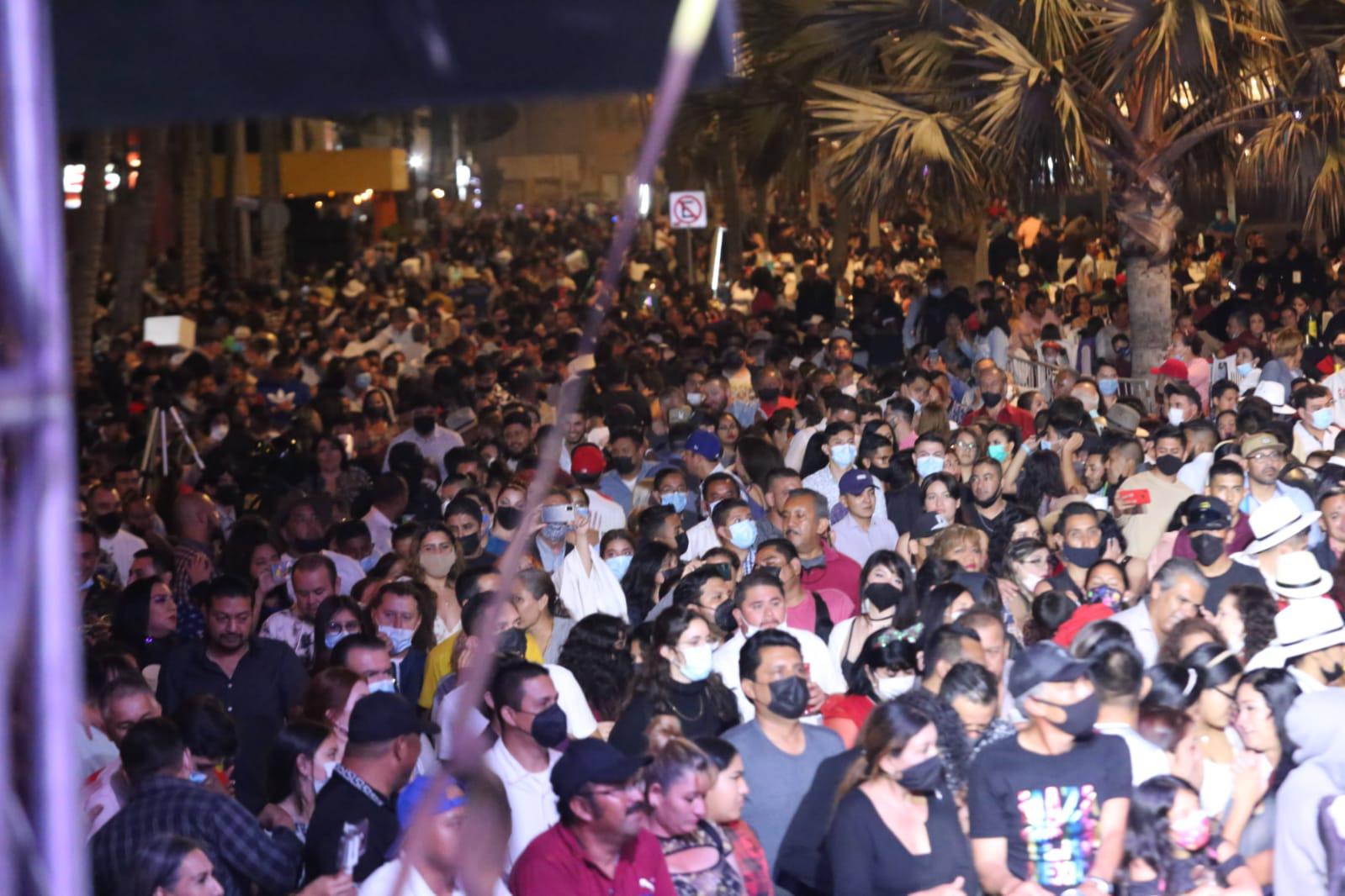 Pese al alza de contagios de Covid, abarrotan Olas Altas en evento por Año Nuevo en Mazatlán $!Pese al alza de contagios de Covid, abarrotan Olas Altas en evento por Año Nuevo en Mazatlán