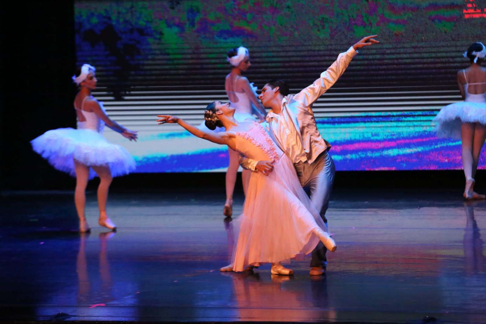Integrantes de la Compañía de Ballet Clásico de Cultura, presentaron coreografías neoclásica dirigidas por Guillermo Carrillo. $!Integrantes de la Compañía de Ballet Clásico de Cultura, presentaron coreografías neoclásica dirigidas por Guillermo Carrillo.