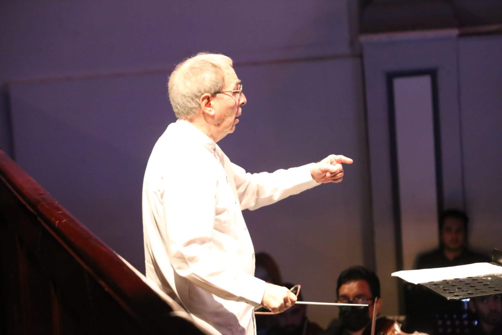 El concertista Gordon Campbell dirigió la Orquesta del Teatro Ángela Peralta. $!El concertista Gordon Campbell dirigió la Orquesta del Teatro Ángela Peralta.