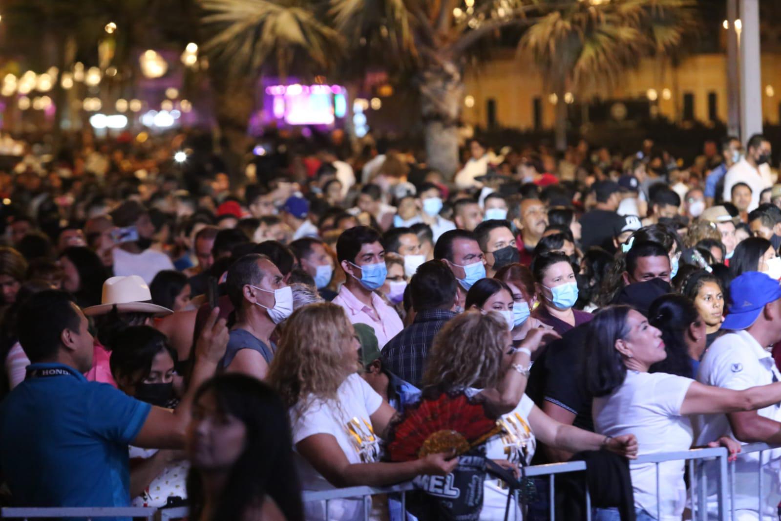 Pese al alza de contagios de Covid, abarrotan Olas Altas en evento por Año Nuevo en Mazatlán $!Pese al alza de contagios de Covid, abarrotan Olas Altas en evento por Año Nuevo en Mazatlán