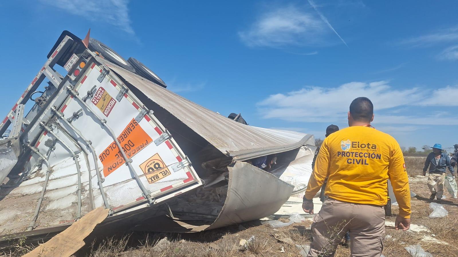 Vuelca tráiler cargado de azúcar tras choque en la autopista Mazatlán-Culiacán; se desata rapiña $!Vuelca tráiler cargado de azúcar tras choque en la autopista Mazatlán-Culiacán; se desata rapiña