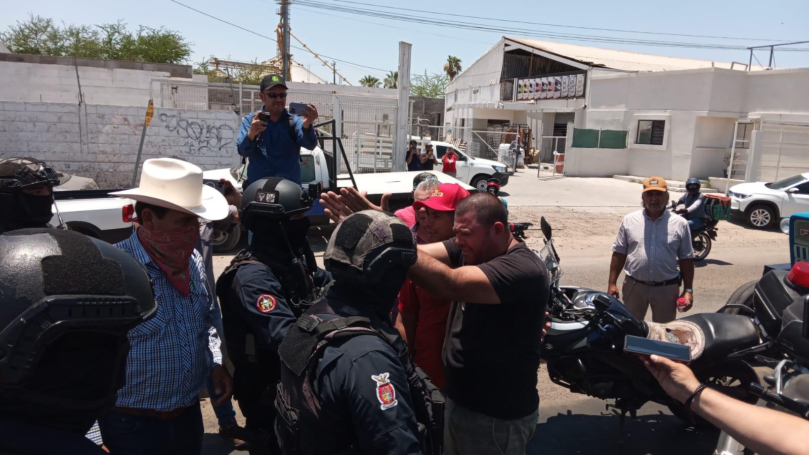 Mantienen policías bloqueos en la ‘Maquío’, Gas Valle y Las Torres en Culiacán, por productores $!Mantienen policías bloqueos en la ‘Maquío’, Gas Valle y Las Torres en Culiacán, por productores