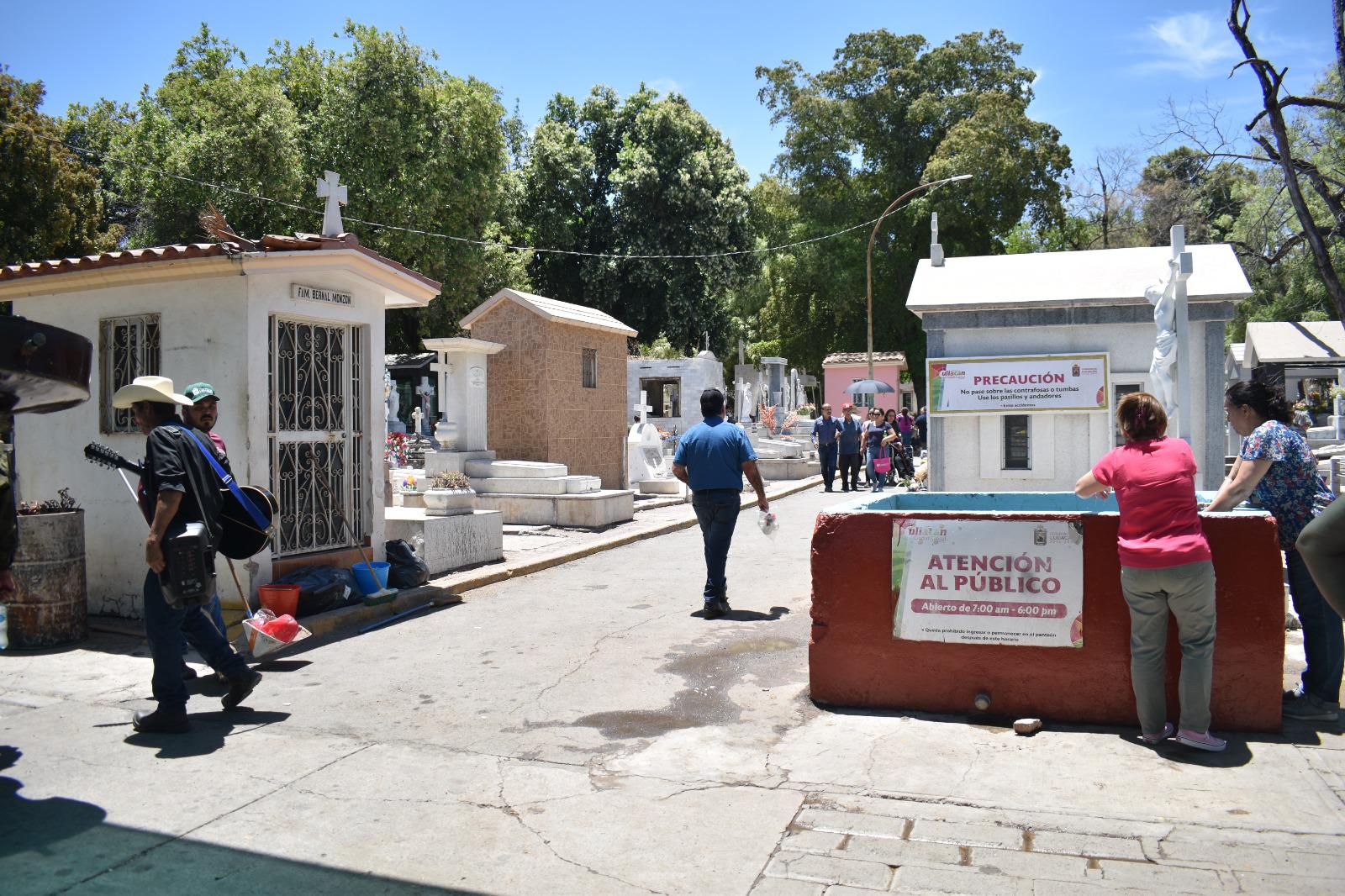 Diversas familias pasan el Día de la Madre en el Panteón Civil de Culiacán $!Diversas familias pasan el Día de la Madre en el Panteón Civil de Culiacán