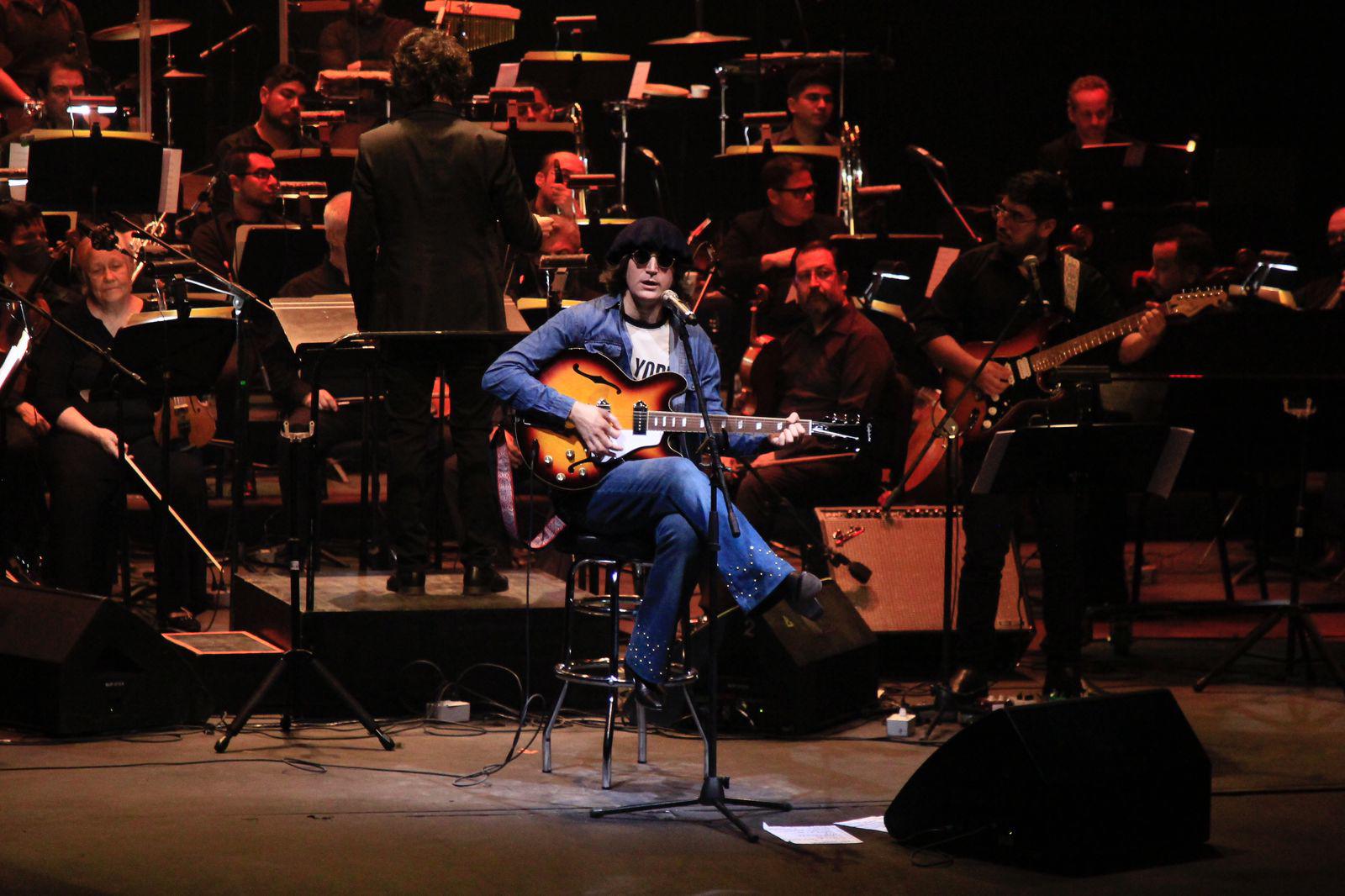 Durante el concierto, Javier Parisi interpreta los temas más icónicos del ex Beatle. $!Durante el concierto, Javier Parisi interpreta los temas más icónicos del ex Beatle.