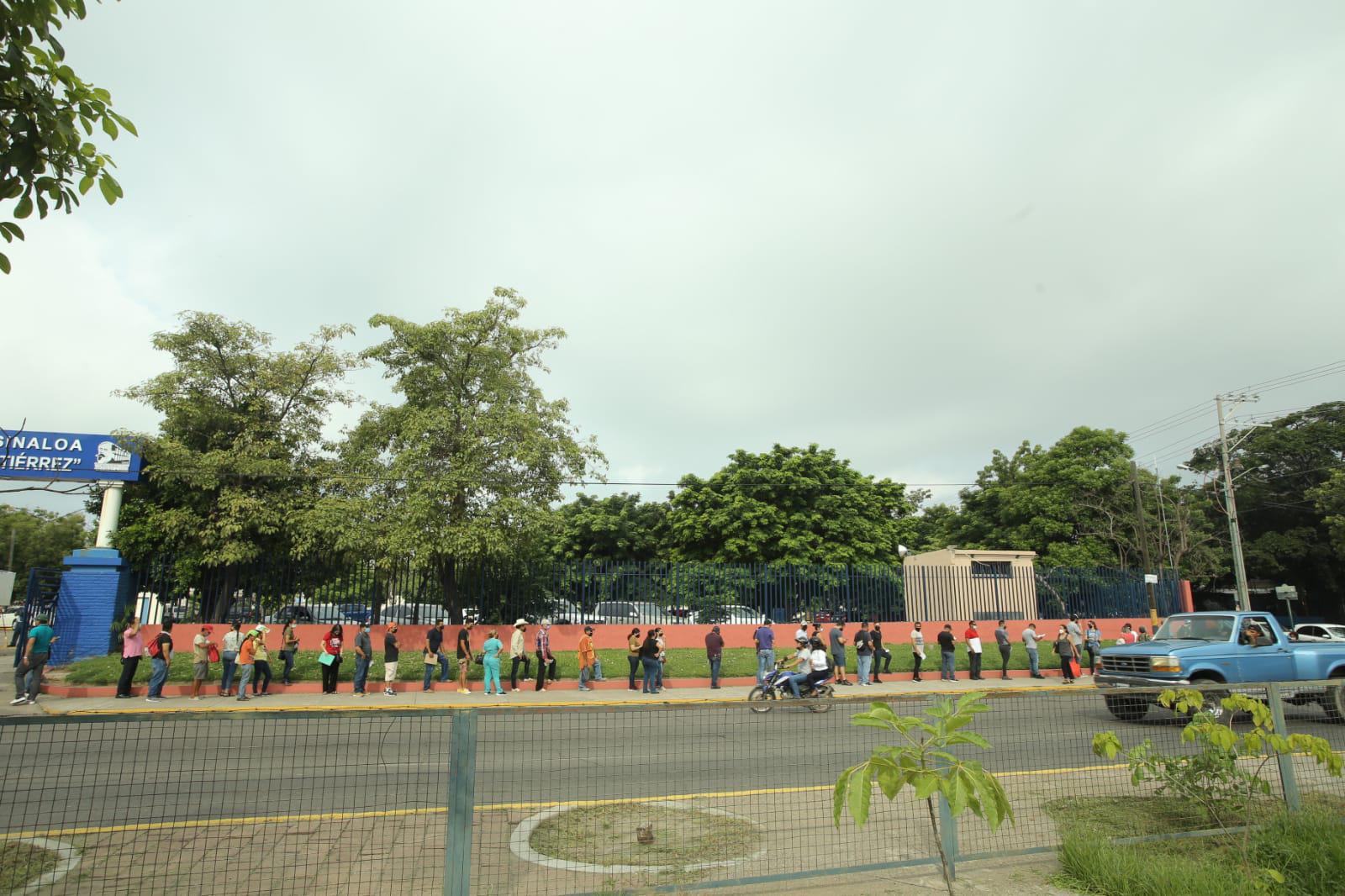 Se acaban desde temprano en el Centro de Convenciones de Mazatlán las 500 dosis contra el Covid-19 para personas rezagadas $!Se acaban desde temprano en el Centro de Convenciones de Mazatlán las 500 dosis contra el Covid-19 para personas rezagadas