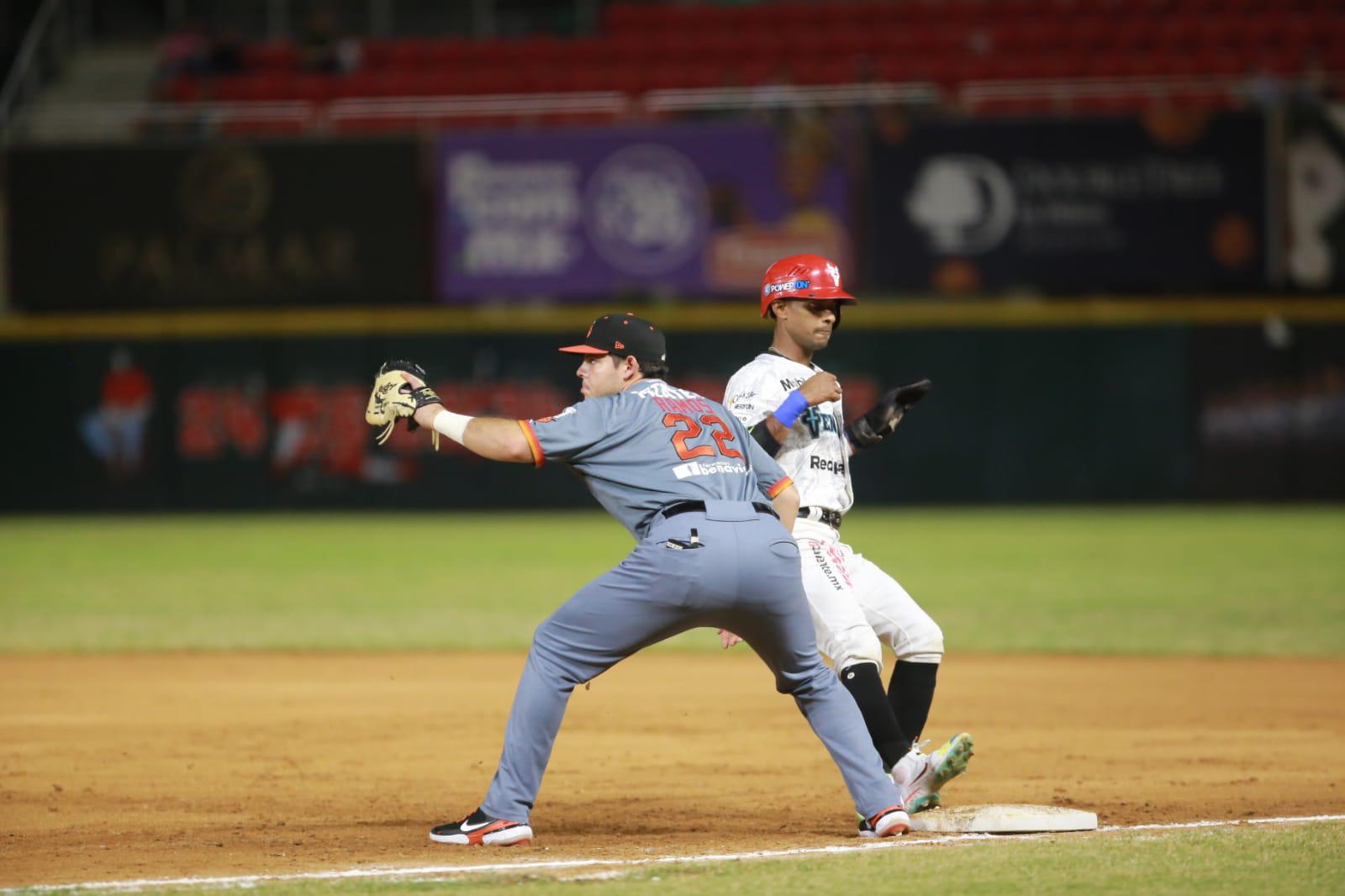 Venados de Mazatlán apalea a Naranjeros de Hermosillo para apoderarse de la cima $!Venados de Mazatlán apalea a Naranjeros de Hermosillo para apoderarse de la cima