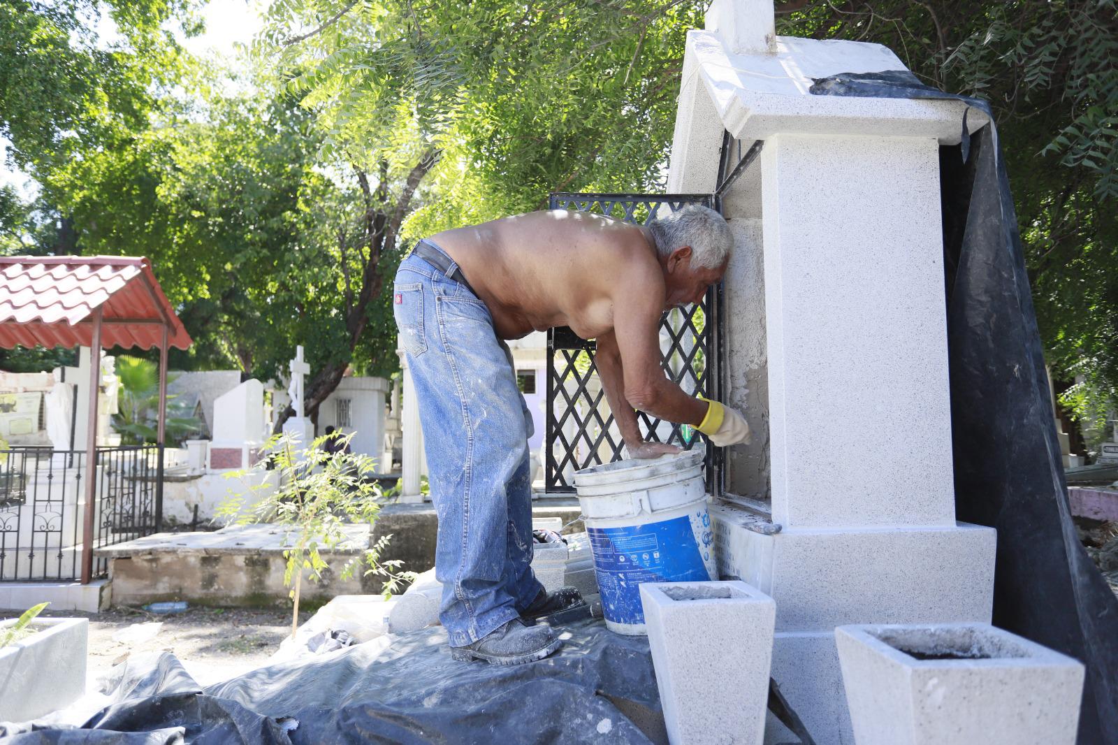 Familias preparan el Panteón Civil en Culiacán para el Día de Muertos $!Familias preparan el Panteón Civil en Culiacán para el Día de Muertos
