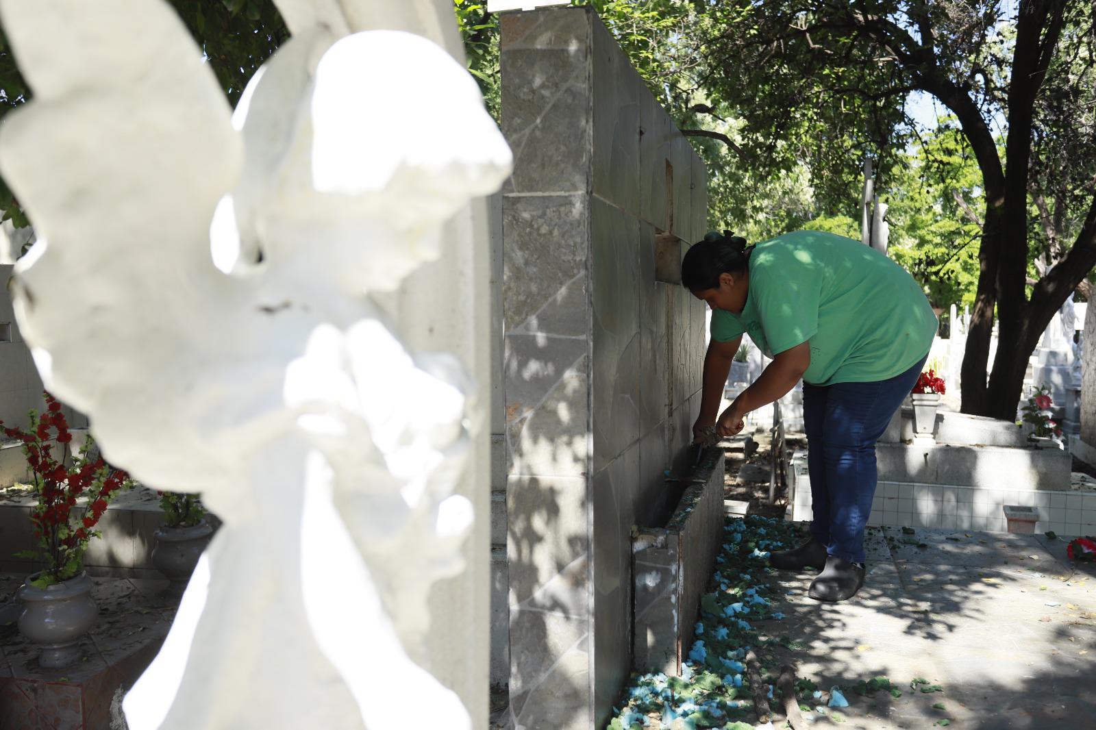 Familias preparan el Panteón Civil en Culiacán para el Día de Muertos $!Familias preparan el Panteón Civil en Culiacán para el Día de Muertos