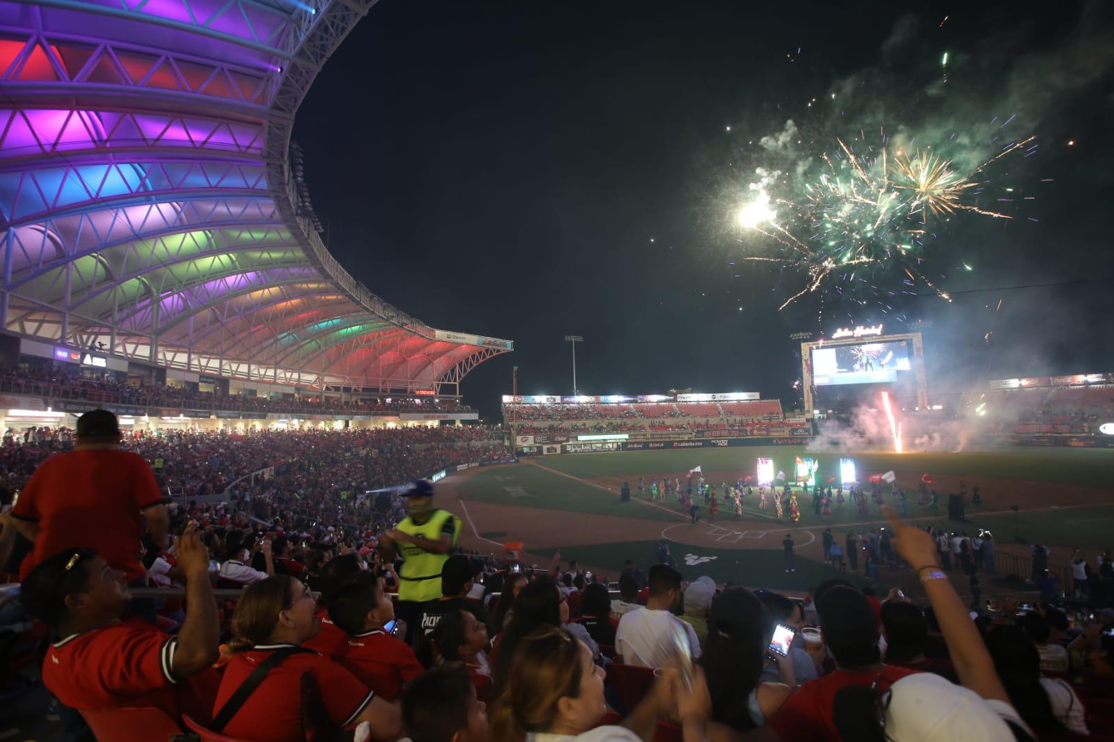Los fuegos artificiales se alzaron en todo lo alto al momento de la inauguración. $!Los fuegos artificiales se alzaron en todo lo alto al momento de la inauguración.