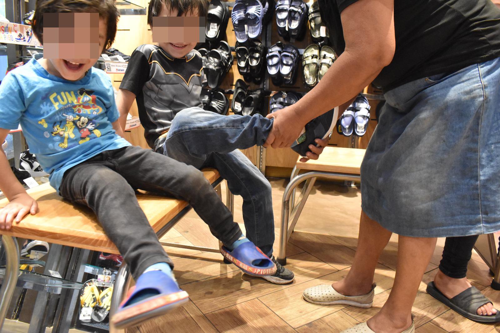 Repunta venta de calzado en los tres días previos al Día del Niño, aseguran locatarios en Culiacán $!Repunta venta de calzado en los tres días previos al Día del Niño, aseguran locatarios en Culiacán
