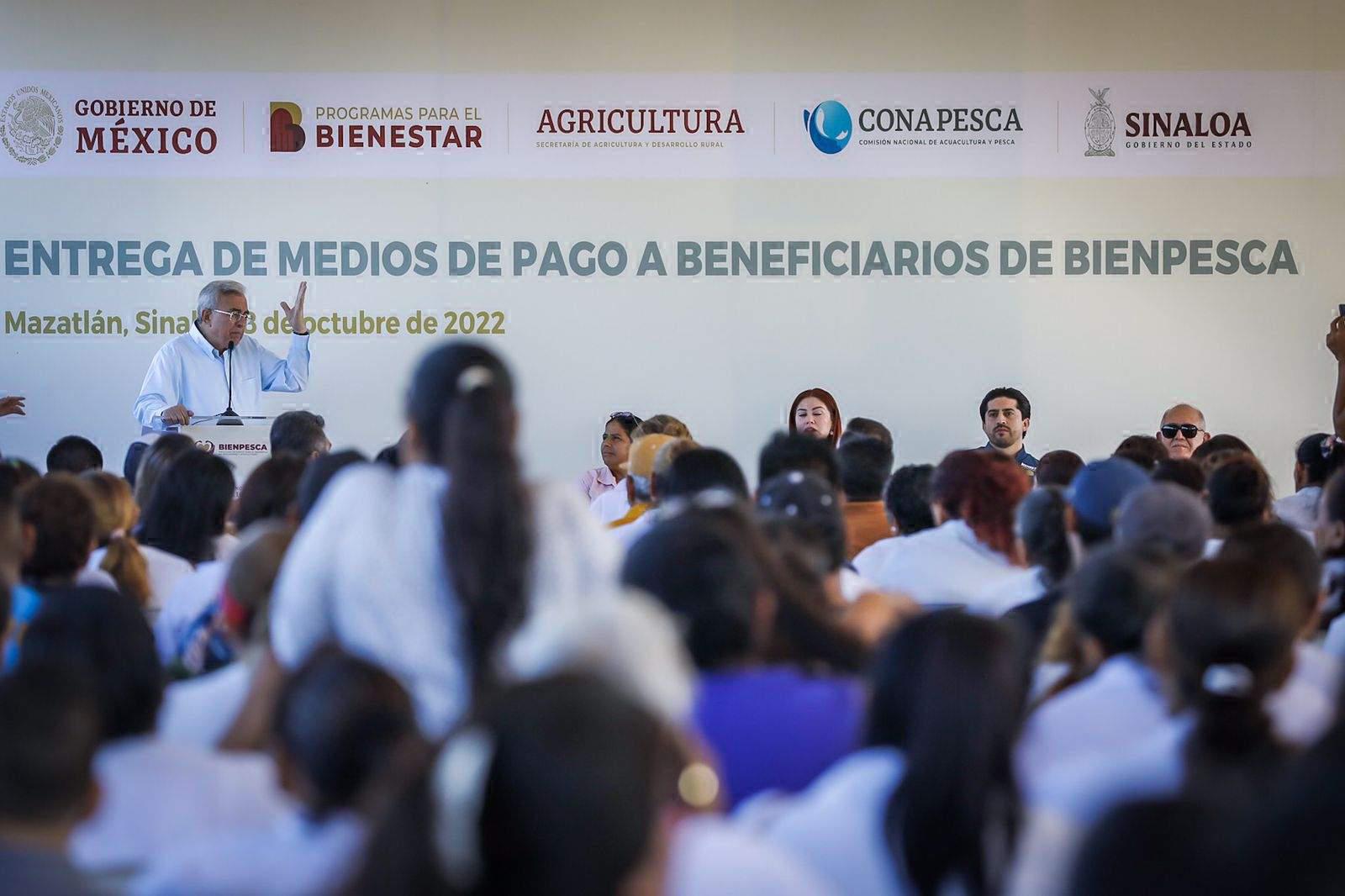 Entregan tarjetas del Bienpesca a personas del sector pesquero en Mazatlán $!Entregan tarjetas del Bienpesca a personas del sector pesquero en Mazatlán