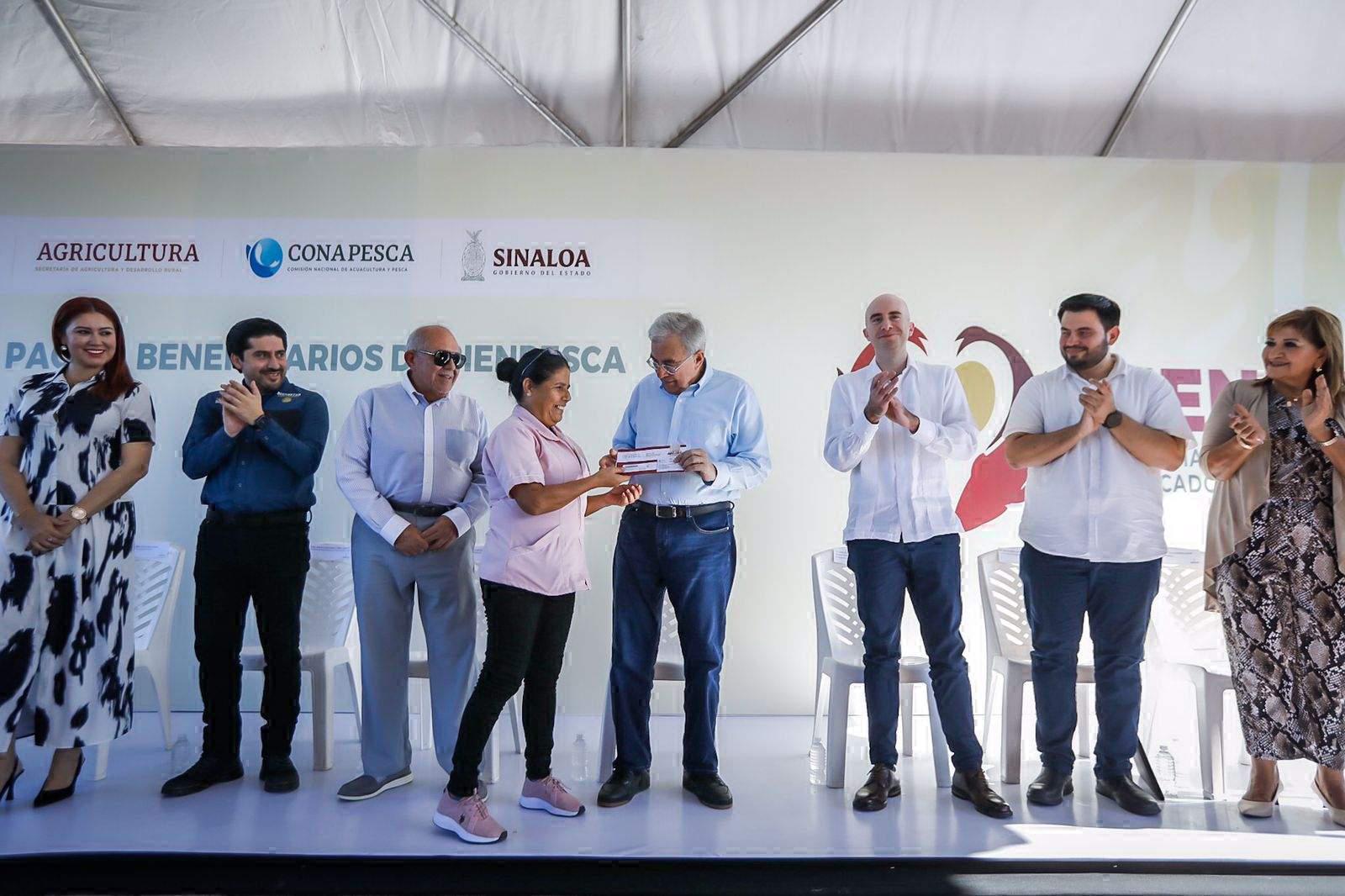 Entregan tarjetas del Bienpesca a personas del sector pesquero en Mazatlán $!Entregan tarjetas del Bienpesca a personas del sector pesquero en Mazatlán