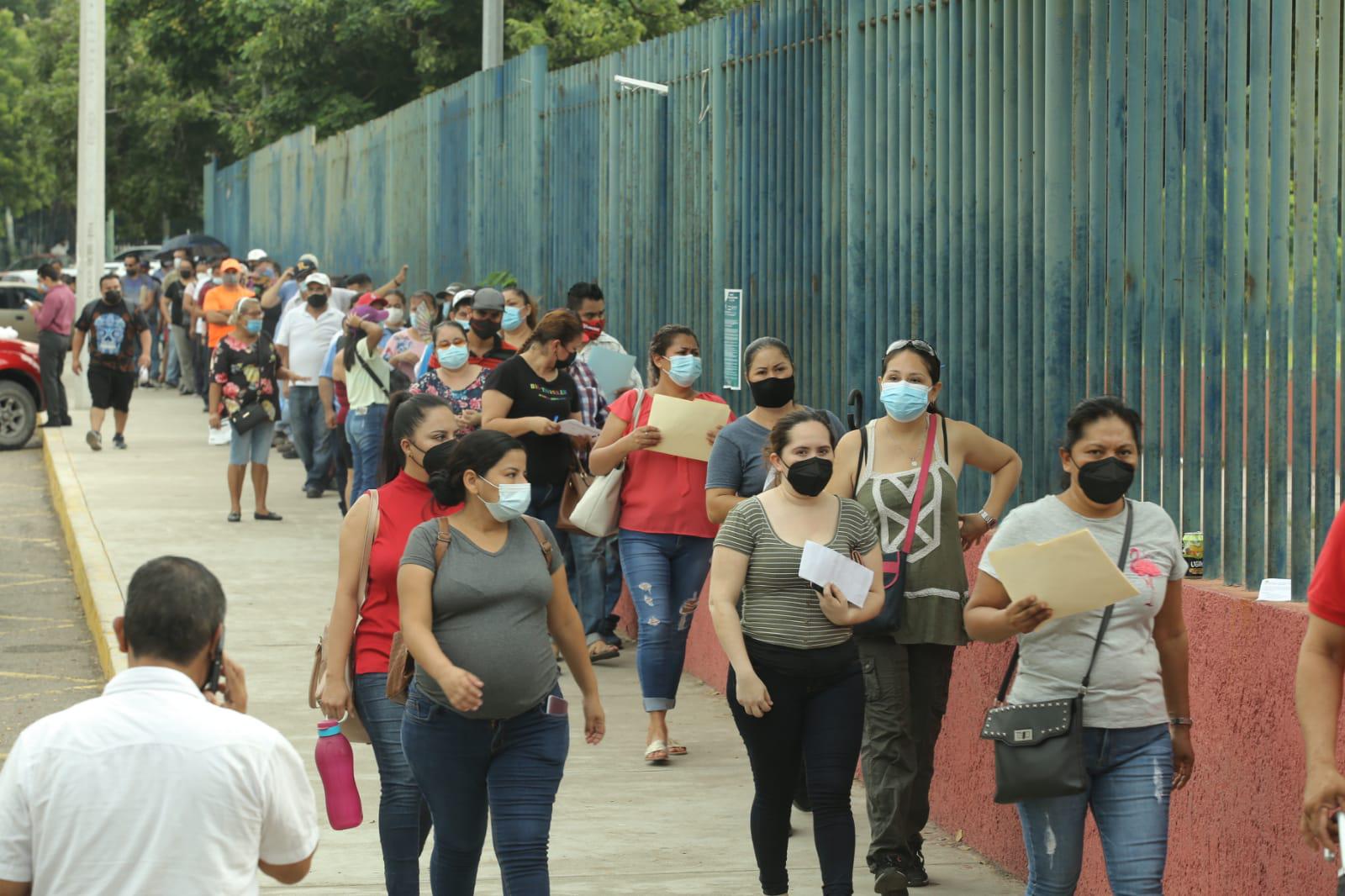 Se acaban desde temprano en el Centro de Convenciones de Mazatlán las 500 dosis contra el Covid-19 para personas rezagadas $!Se acaban desde temprano en el Centro de Convenciones de Mazatlán las 500 dosis contra el Covid-19 para personas rezagadas