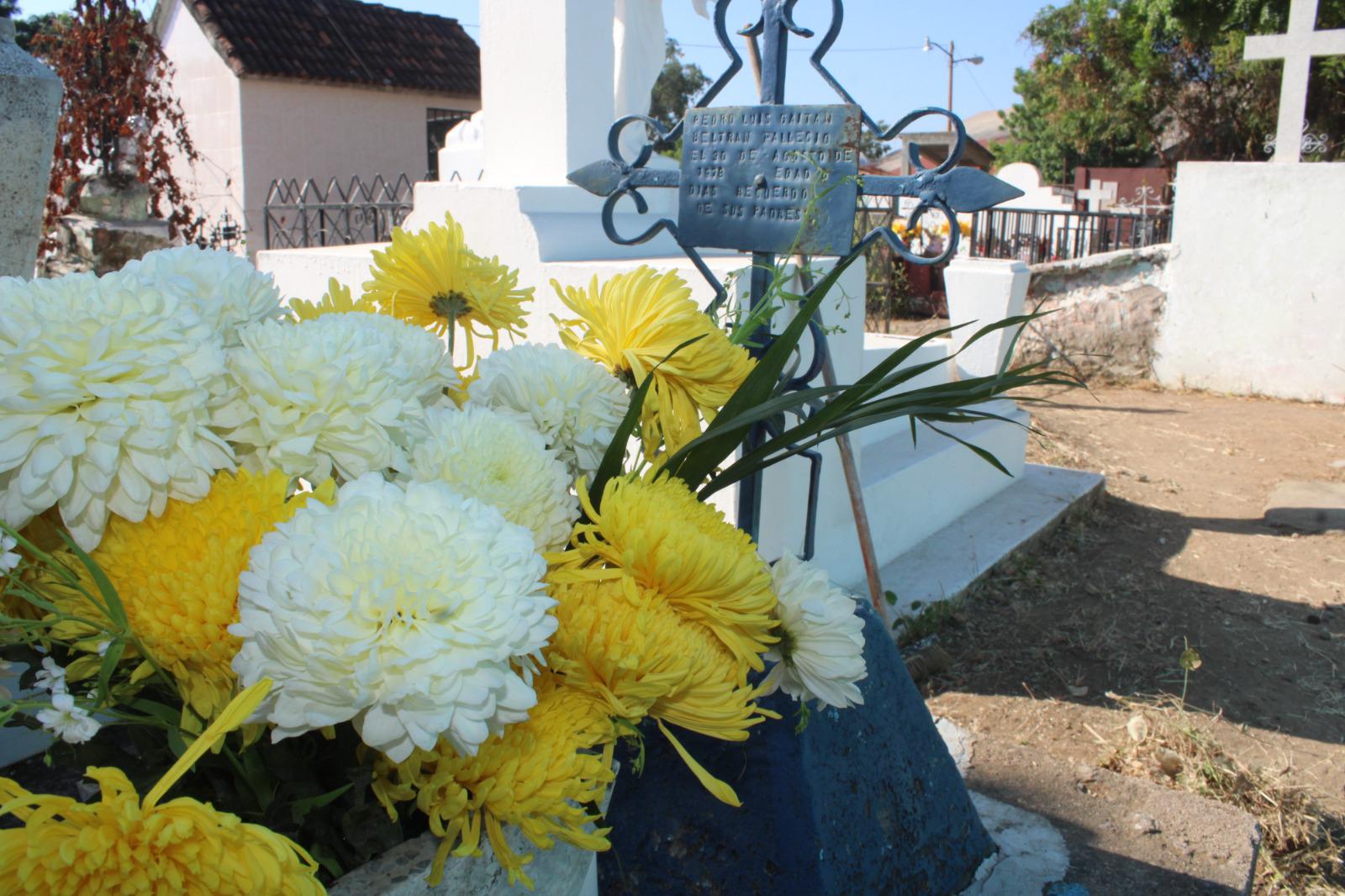 Pedro y Rosa Elena cumplen 46 años visitando a su angelito Pedro Luis $!Pedro y Rosa Elena cumplen 46 años visitando a su angelito Pedro Luis