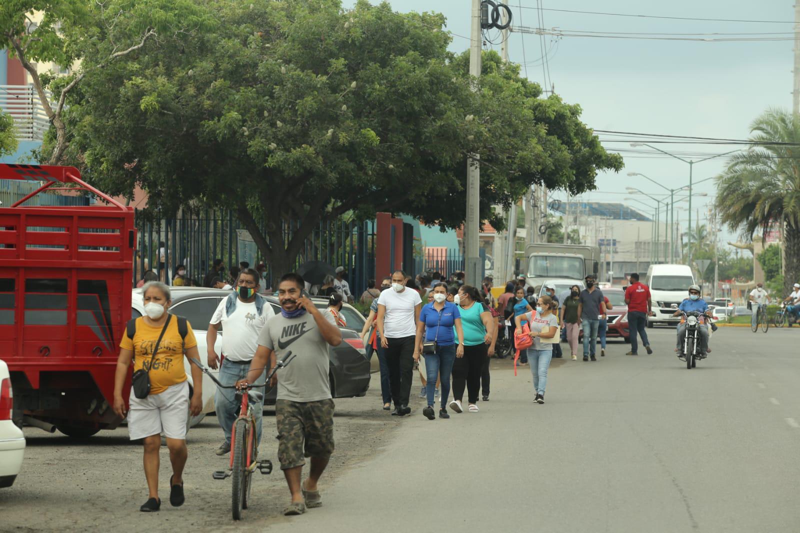 Se acaban desde temprano en el Centro de Convenciones de Mazatlán las 500 dosis contra el Covid-19 para personas rezagadas $!Se acaban desde temprano en el Centro de Convenciones de Mazatlán las 500 dosis contra el Covid-19 para personas rezagadas